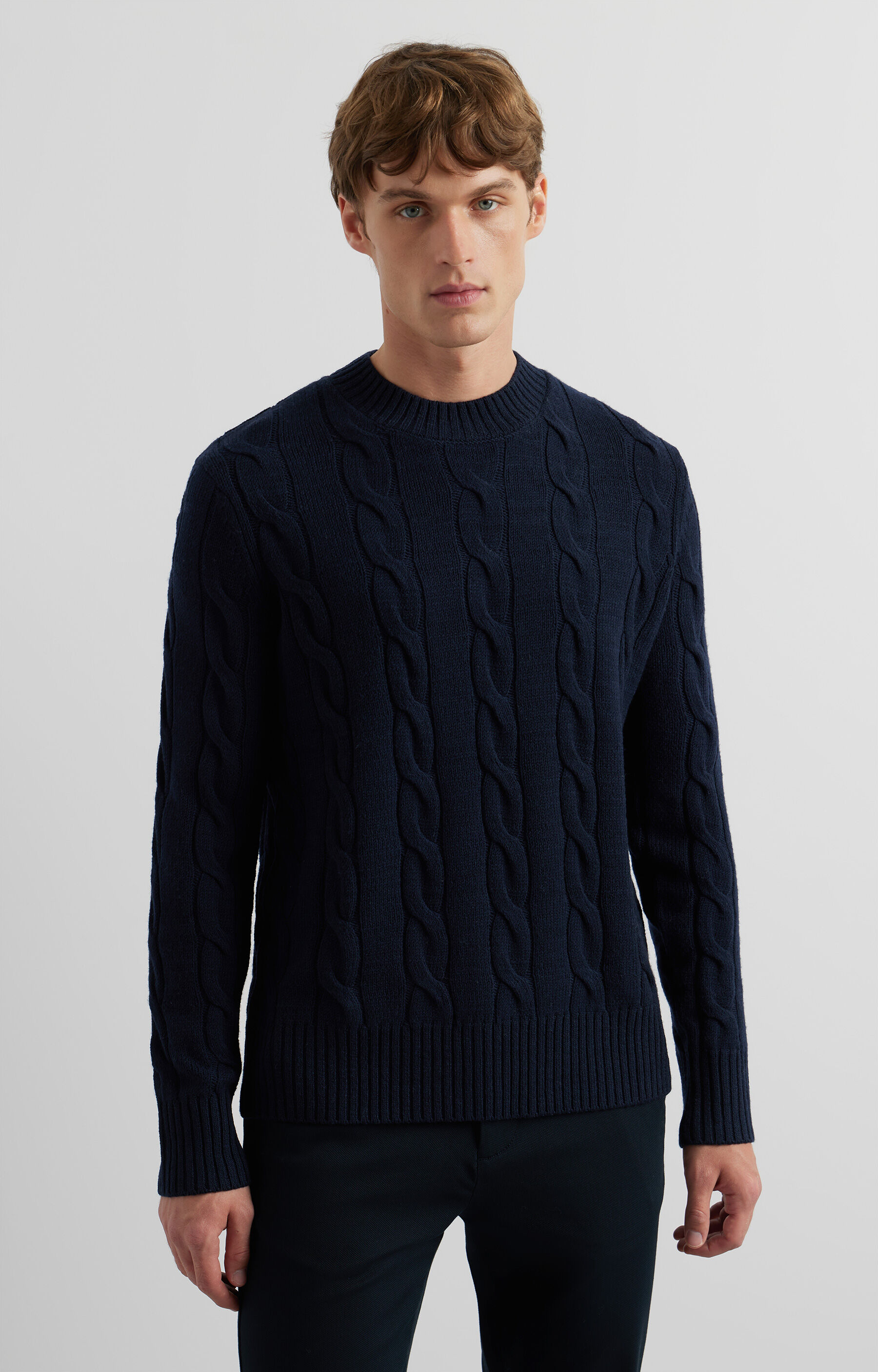 Sweter o warkoczowym splocie