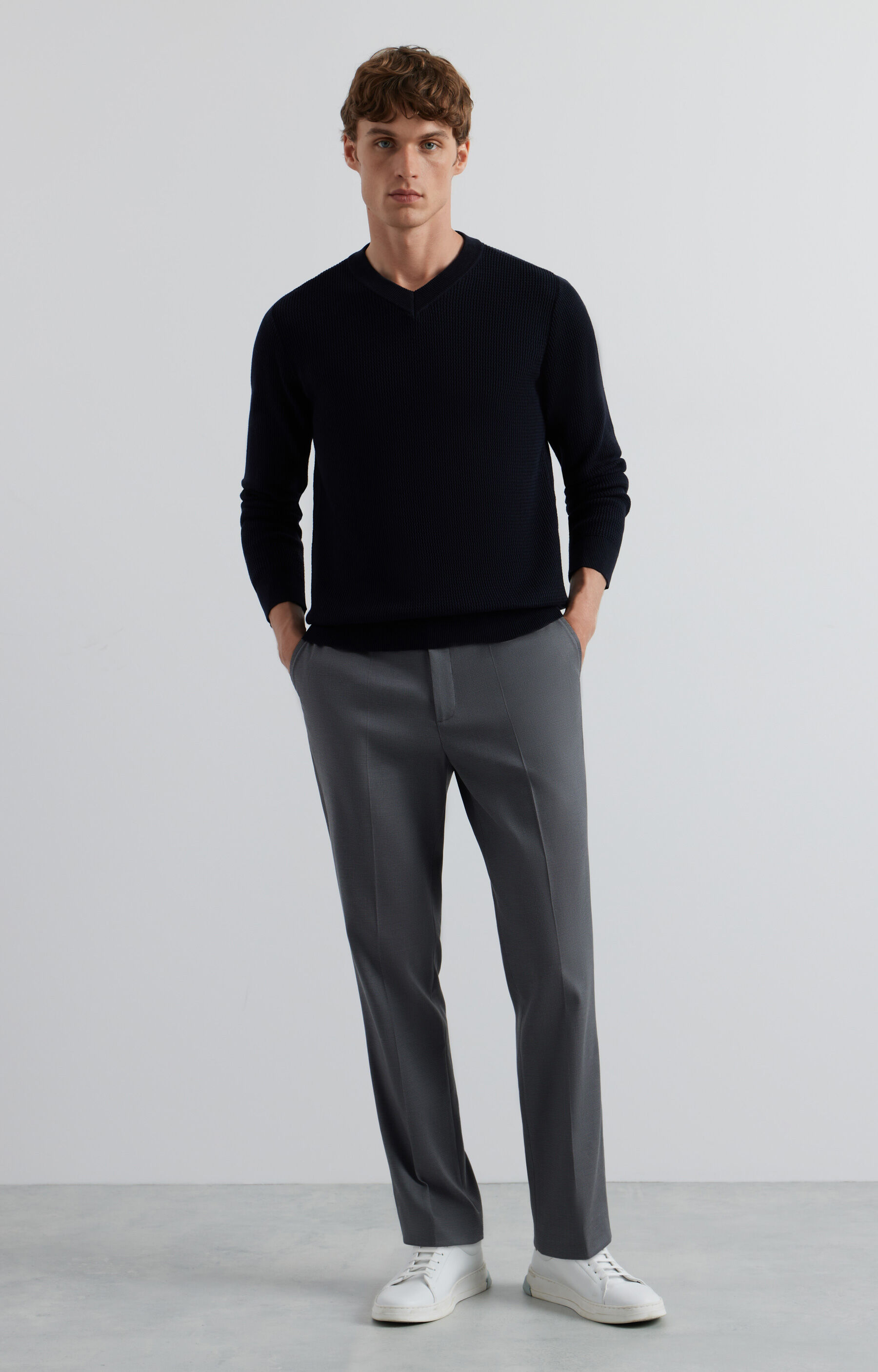 Sweter v-neck w mikrowzór - 4