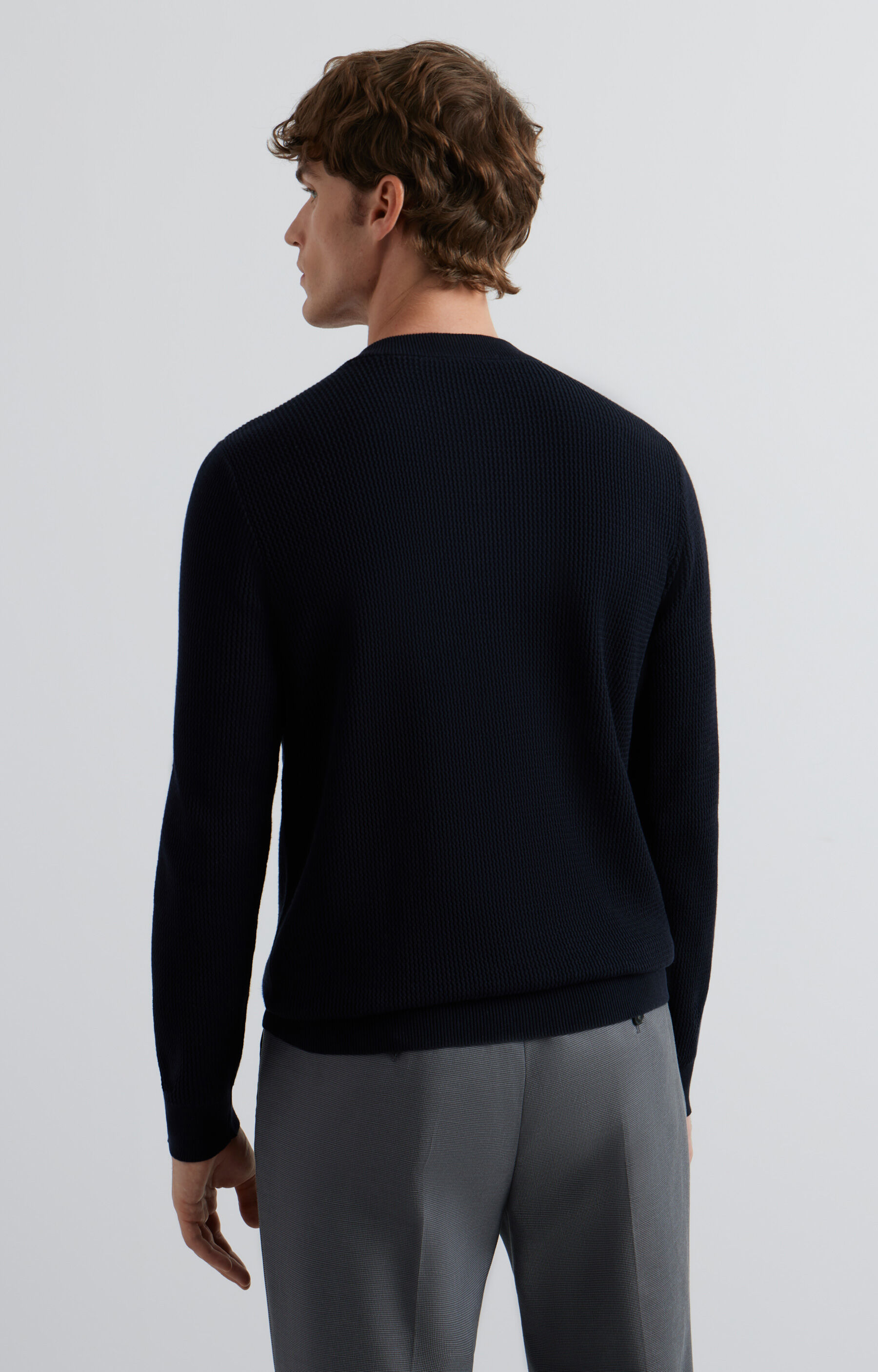 Sweter v-neck w mikrowzór - 3