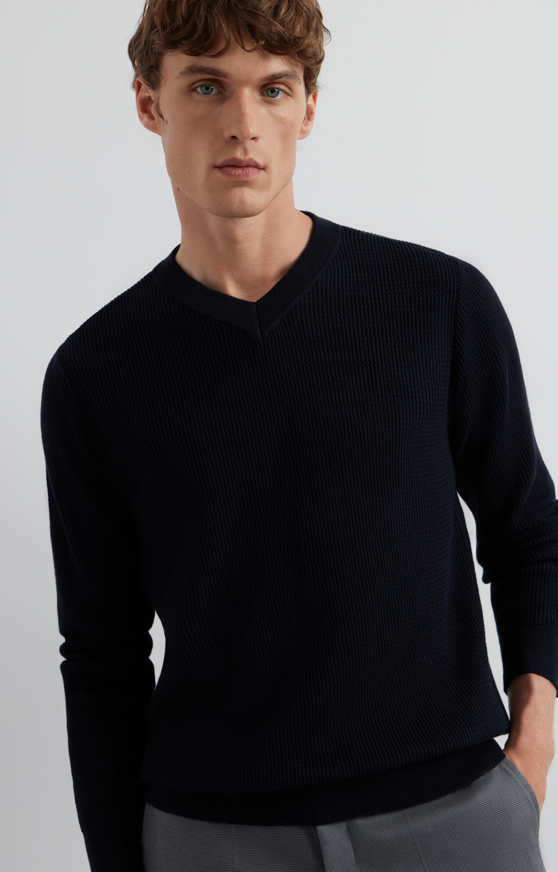 Sweter v-neck w mikrowzór - 7