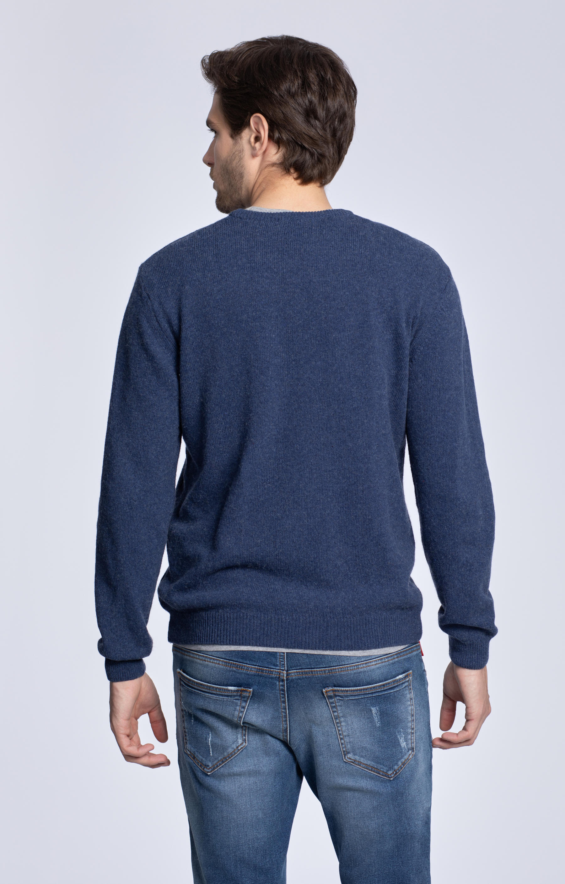 Lekki sweter z przędzy z recyklingu - 3