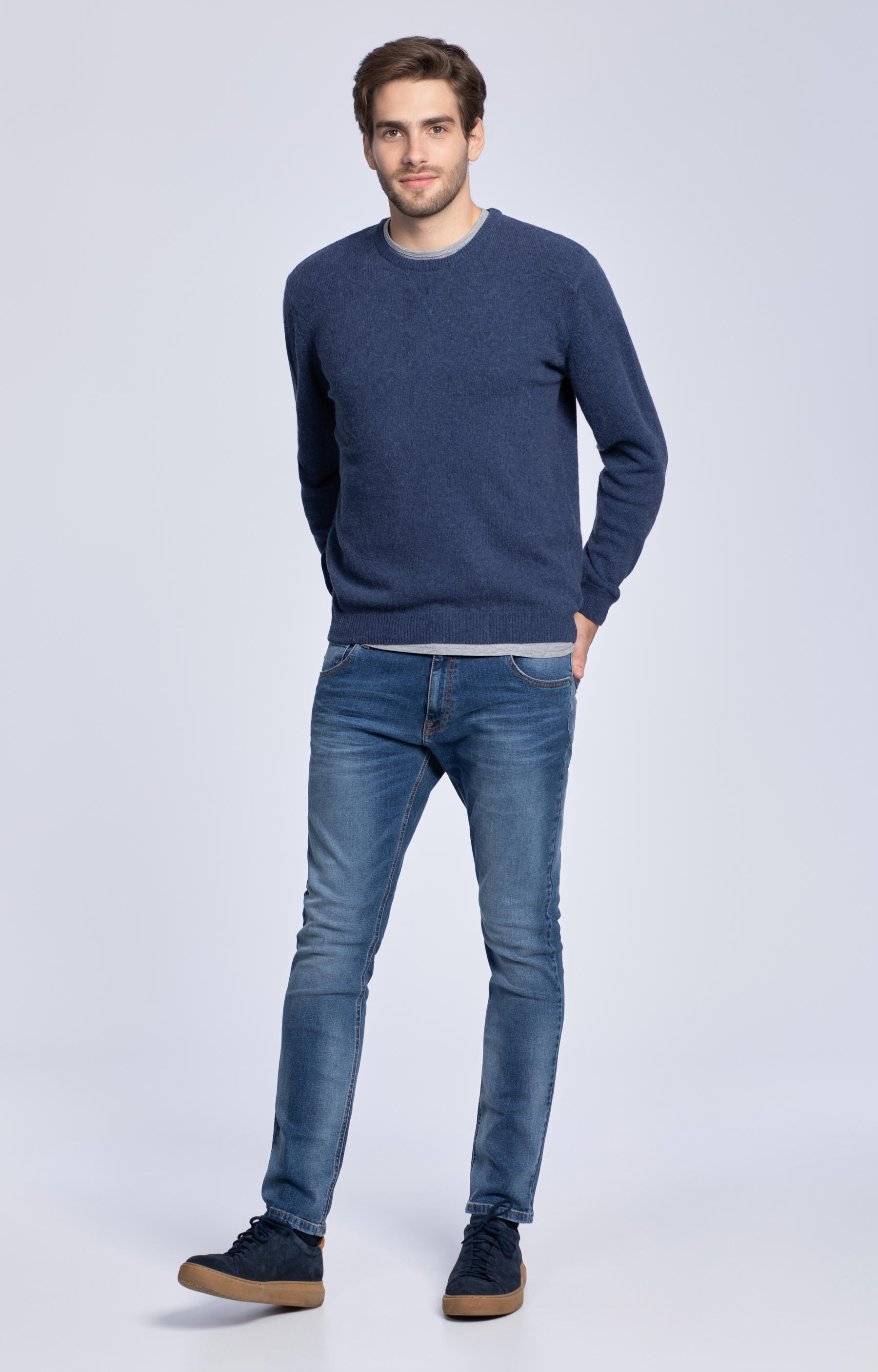 Lekki sweter z przędzy z recyklingu