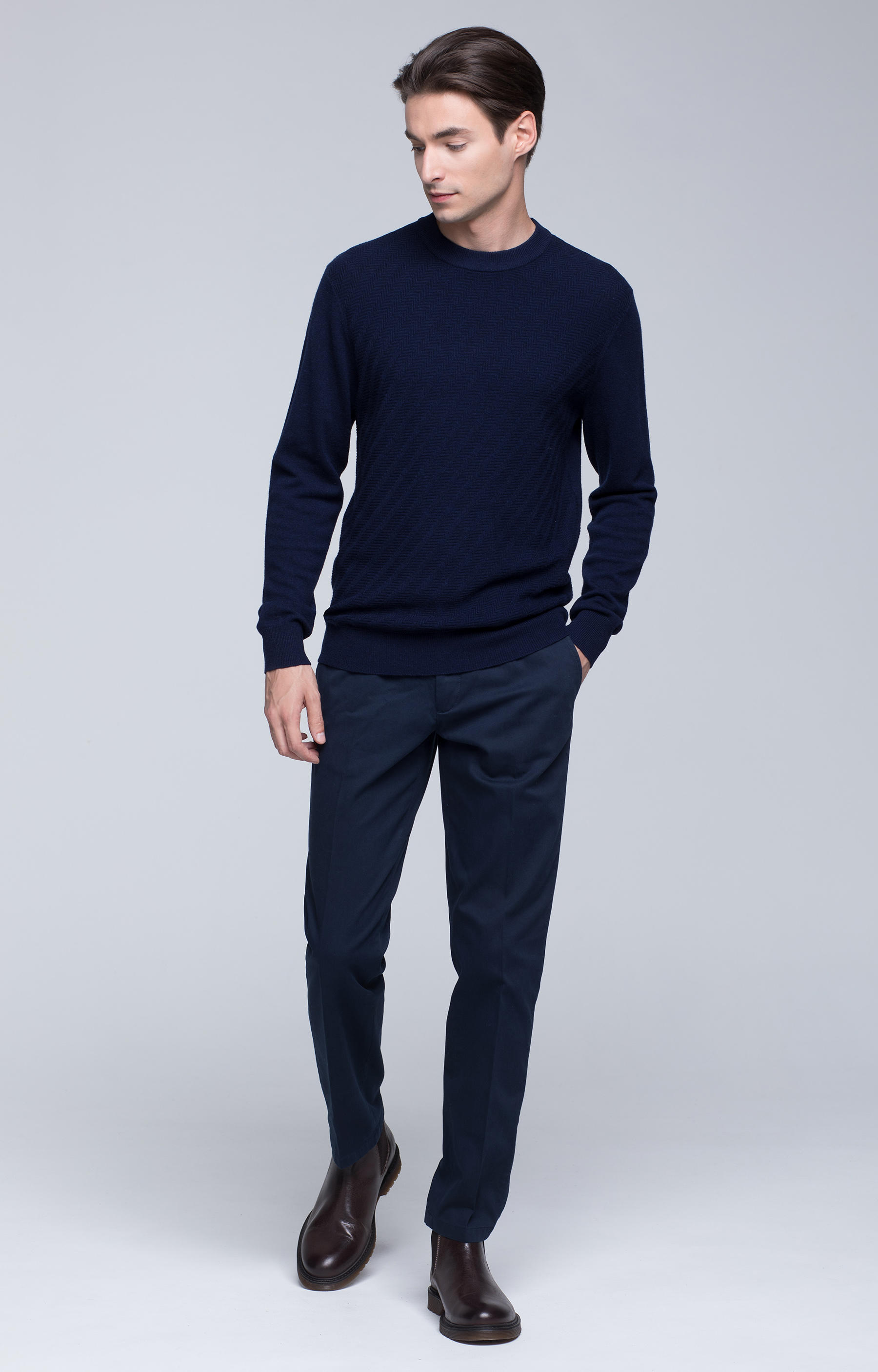 Lekki, wełniany sweter z wyraźną strukturą