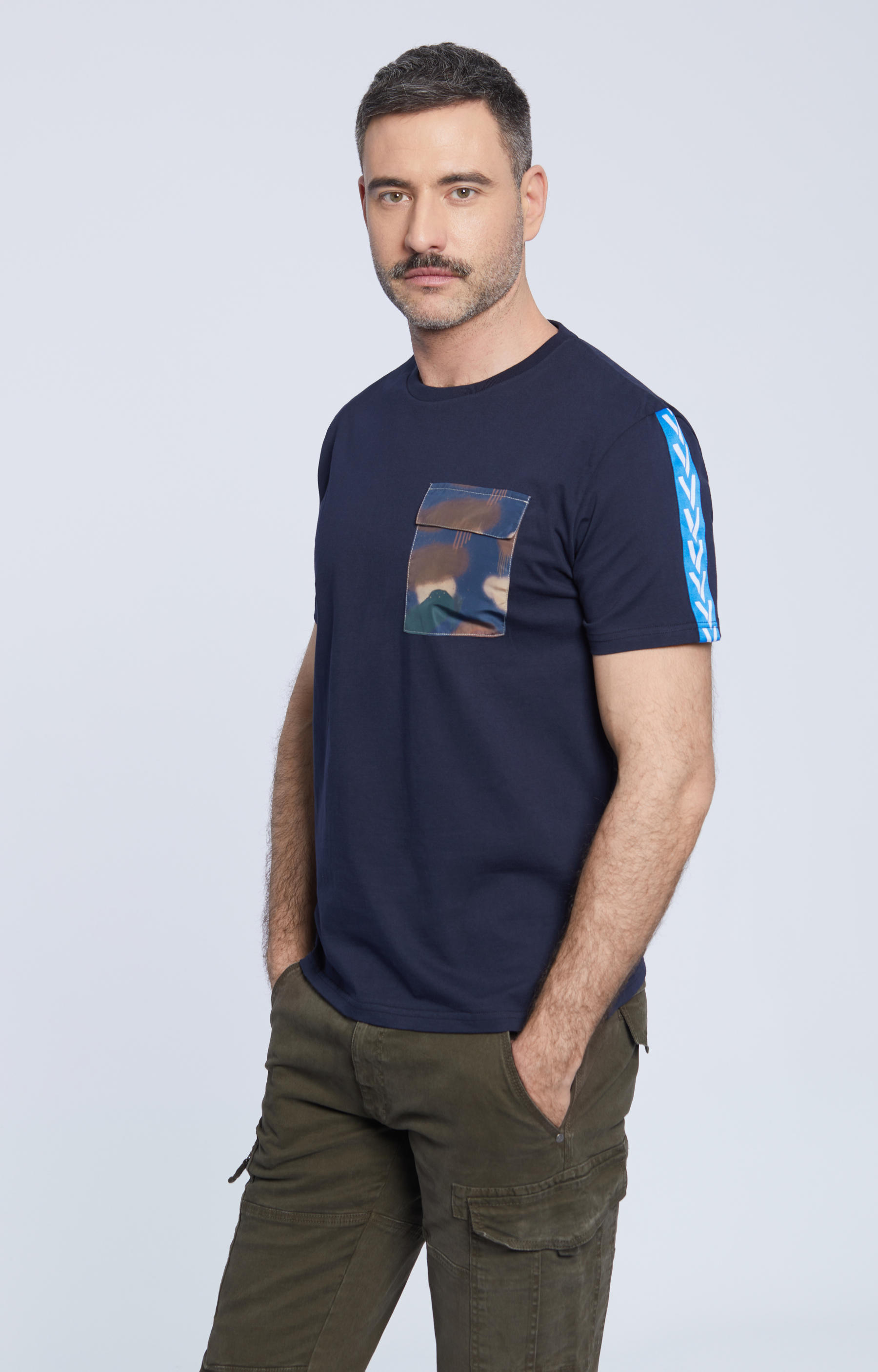 T-shirt z kieszonką - 2