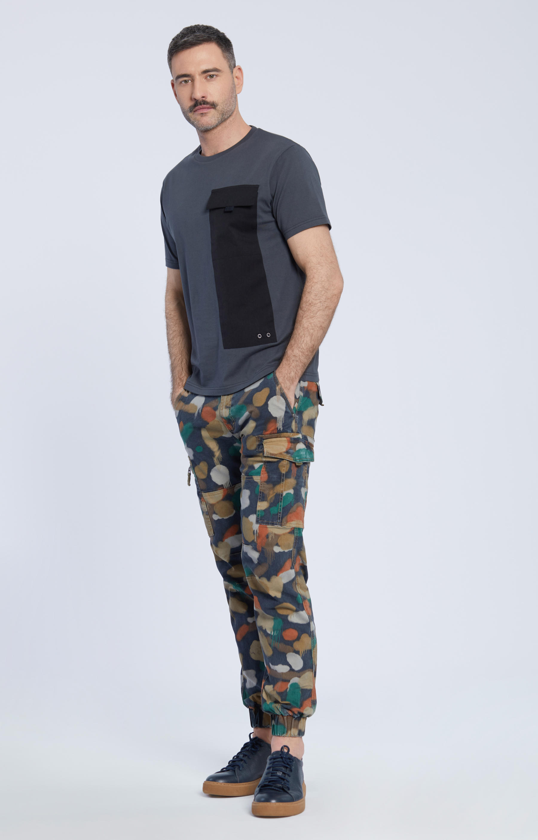 T-shirt z kieszonką przedłużoną panelem