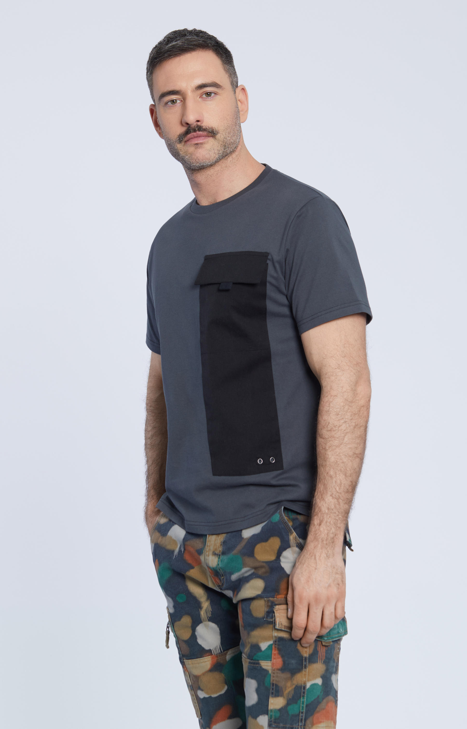 T-shirt z kieszonką przedłużoną panelem - 2