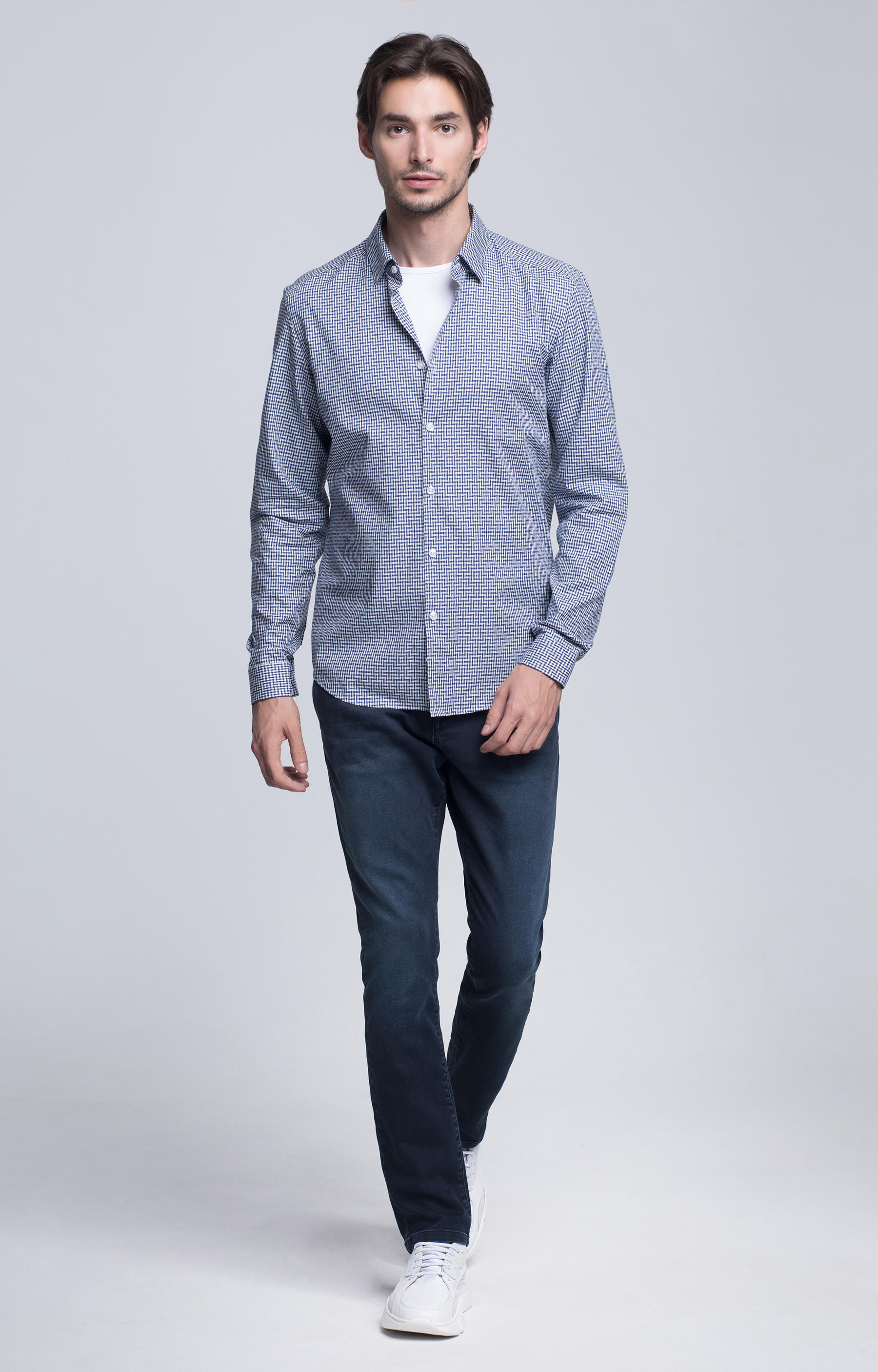 Dopasowana koszula w geometryczny wzór, kołnierz kryty button-down