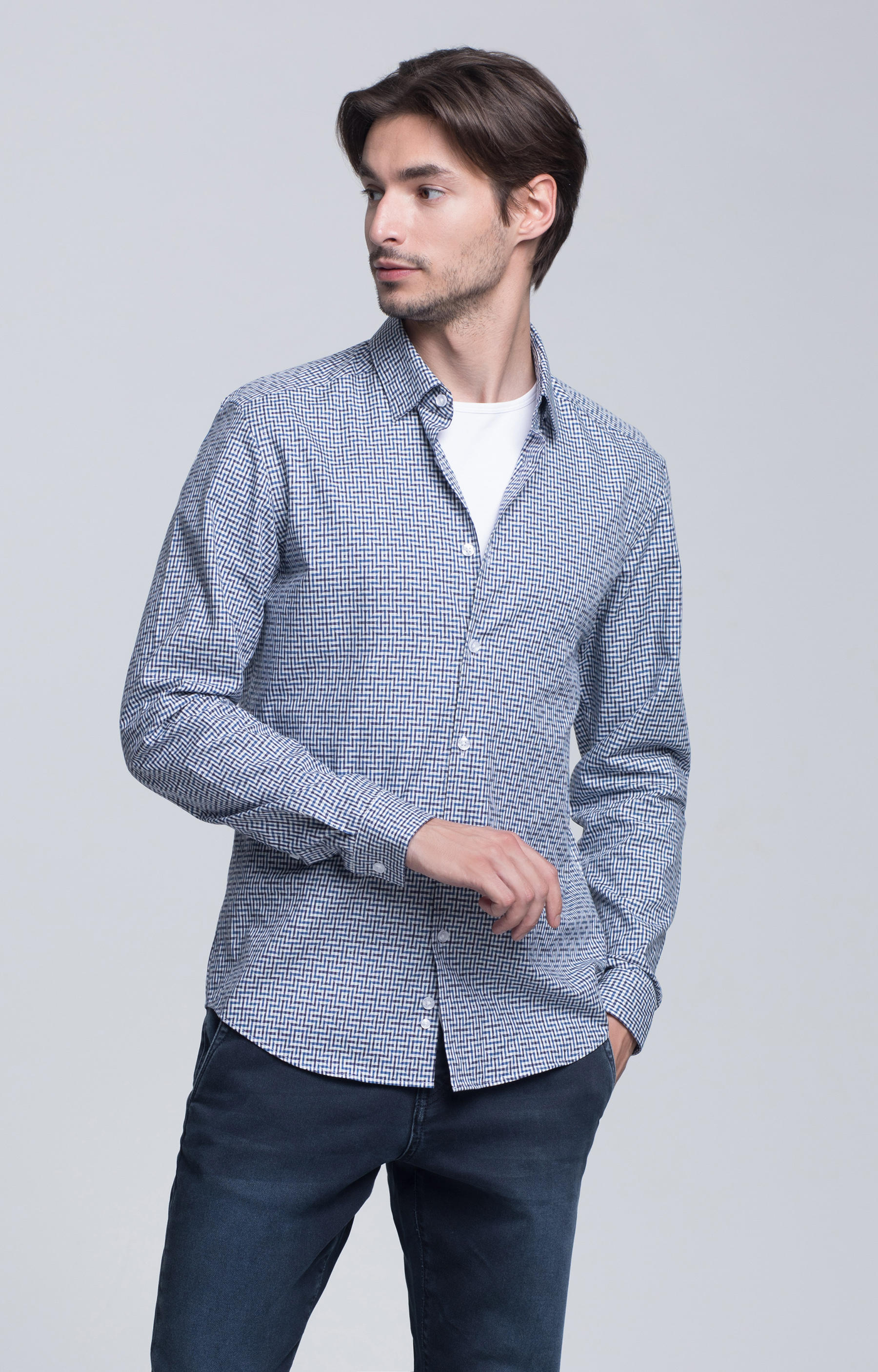 Dopasowana koszula w geometryczny wzór, kołnierz kryty button-down - 2