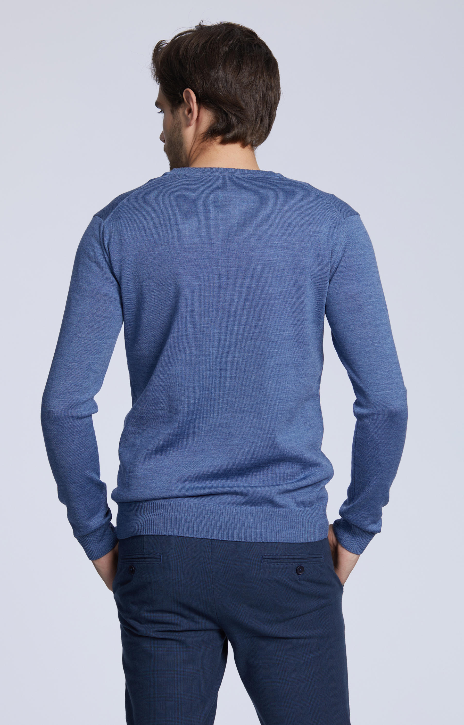 Lekki, wełniany sweter typu v-neck - 3