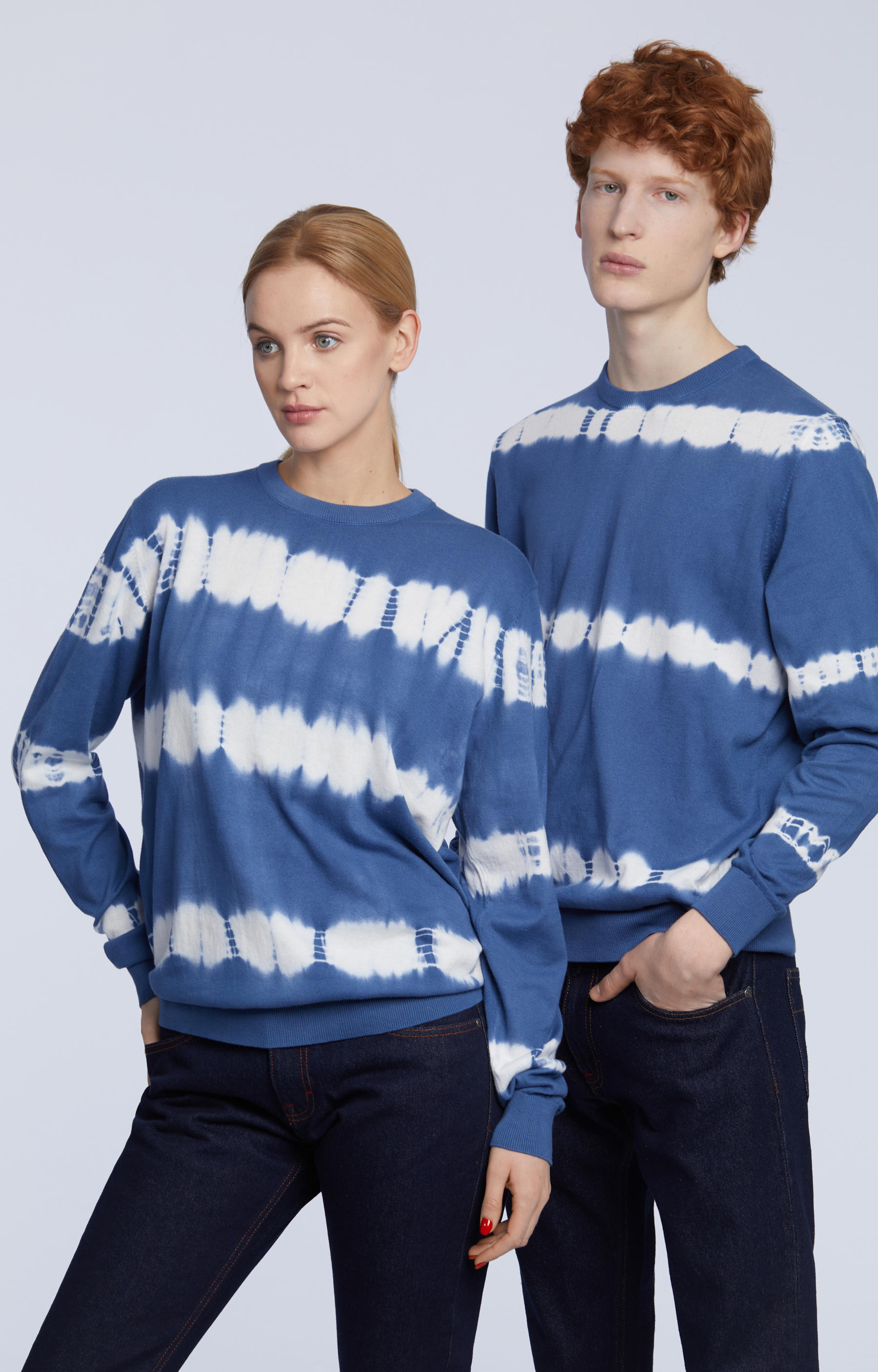Bawełniany sweter typu round-neck, farbowany ręcznie