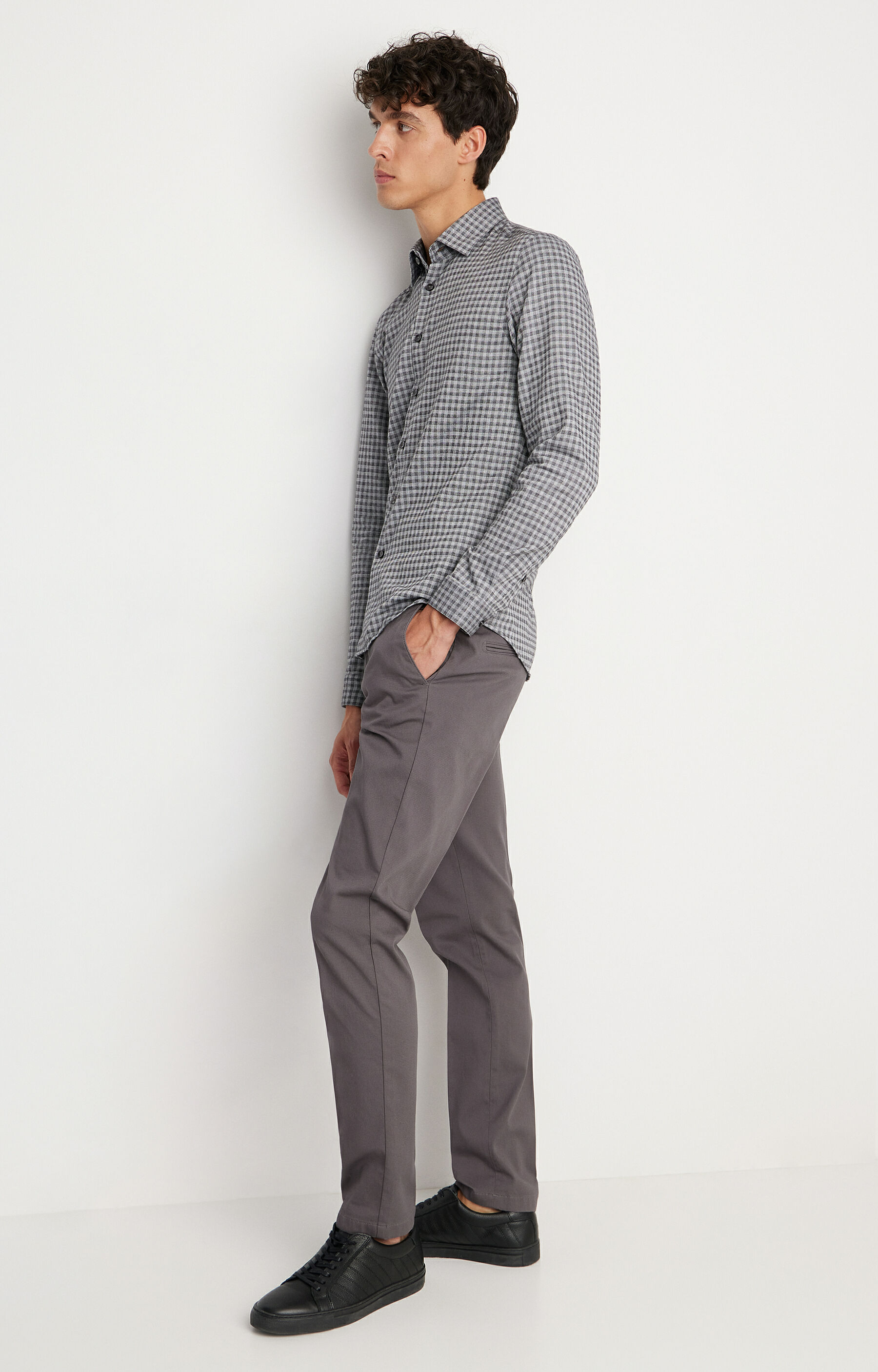 Chinosy o kroju slim fit