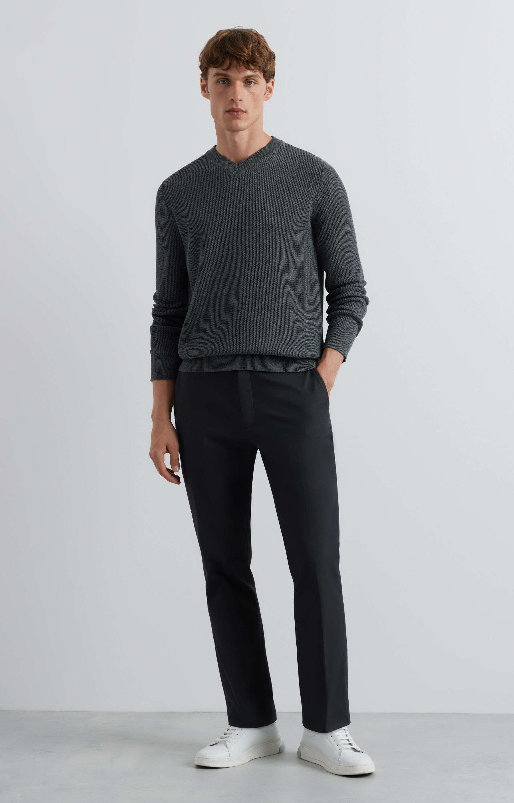 Sweter v-neck w mikrowzór - 4