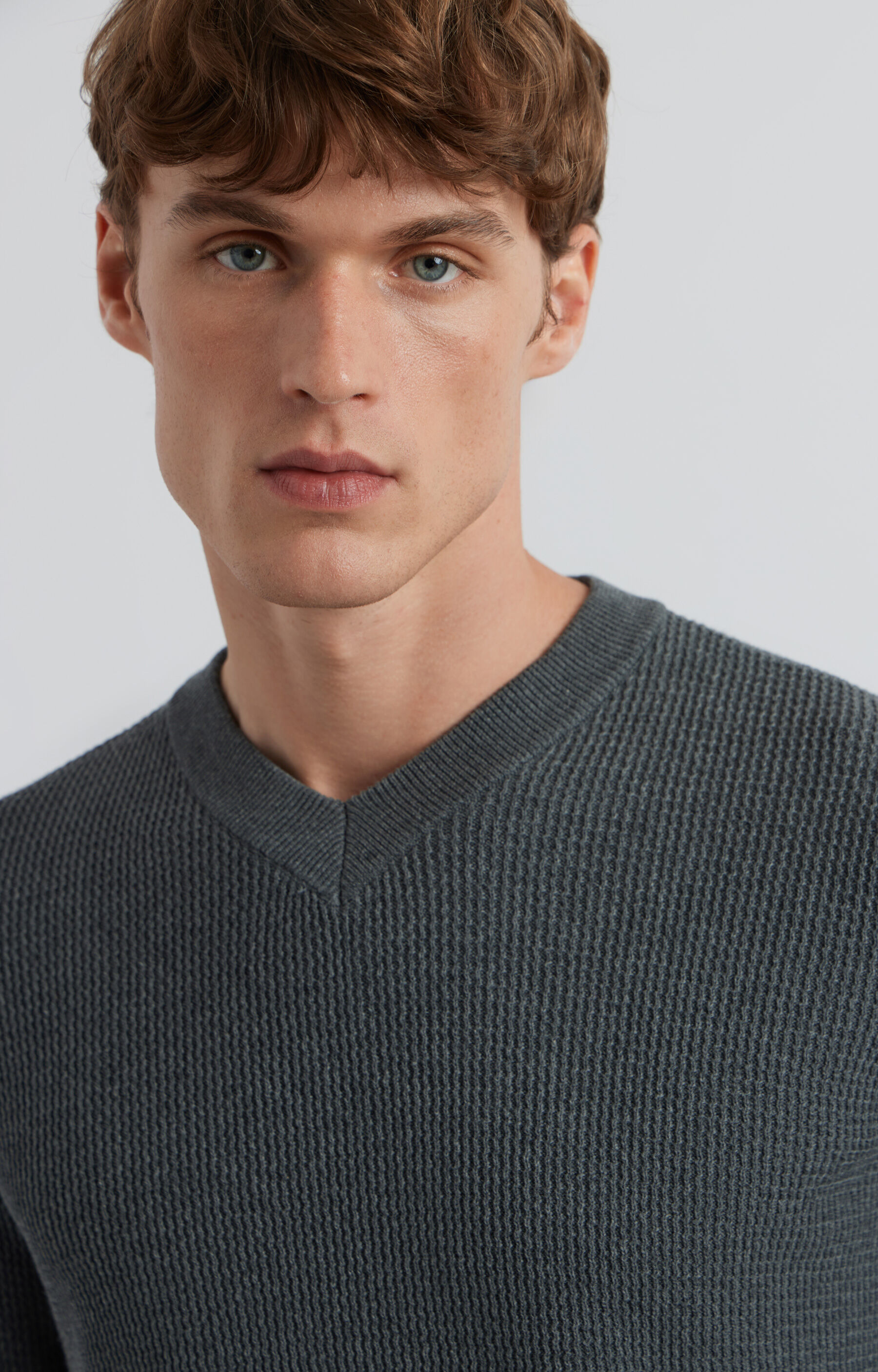 Sweter v-neck w mikrowzór - 6