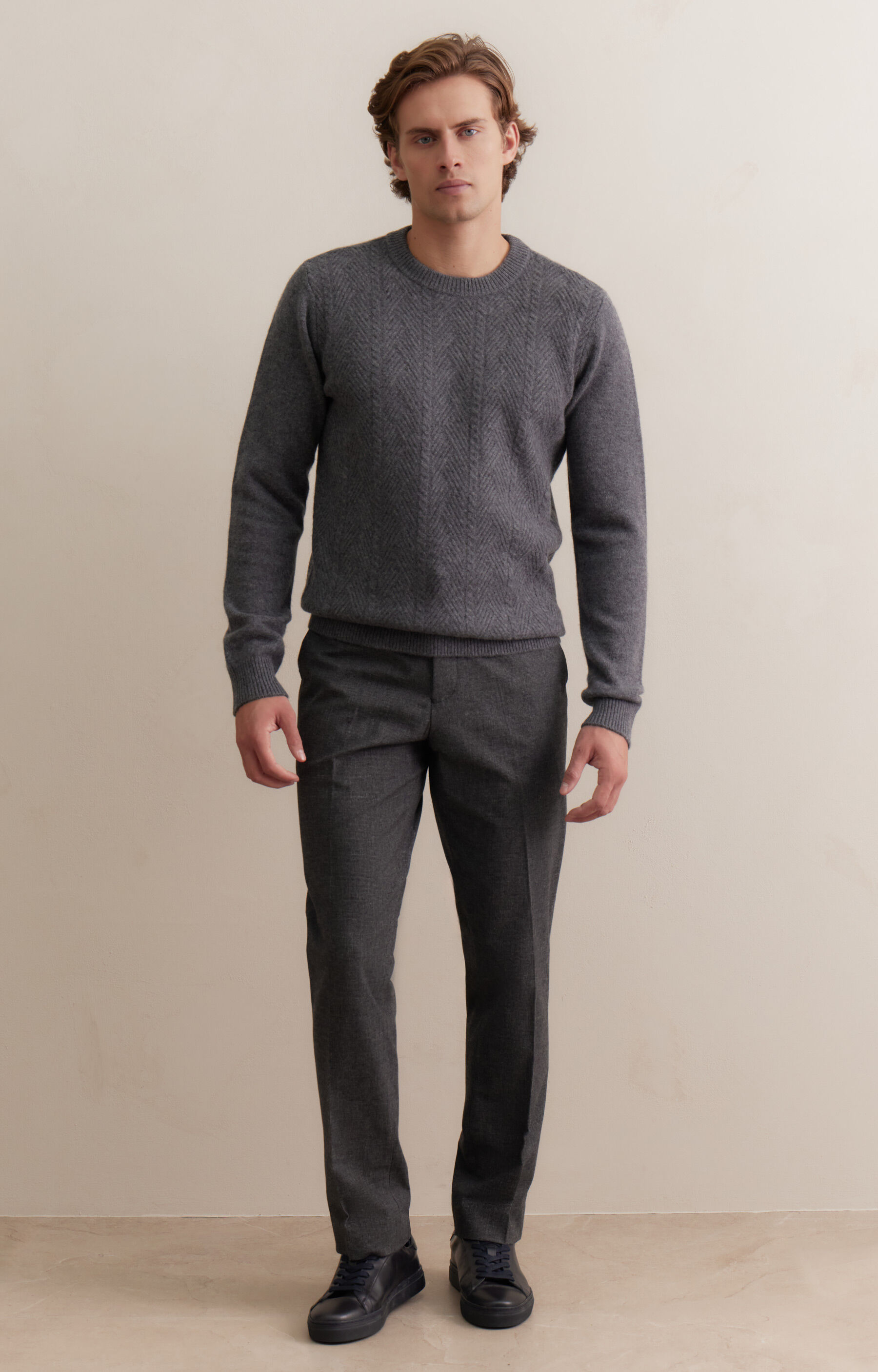 Szary sweter z wełny merino - 4