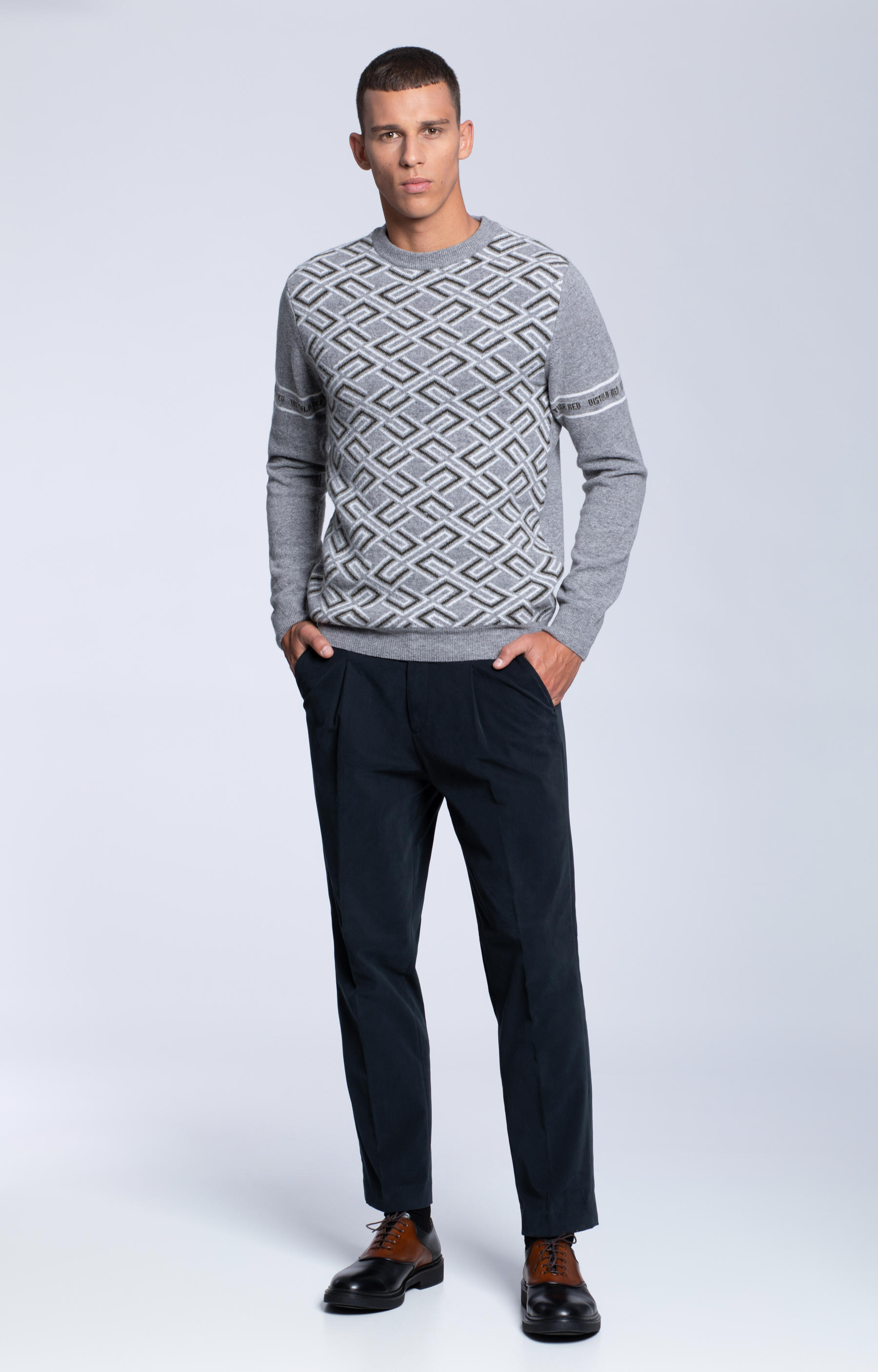 Lekki sweter z wzorem