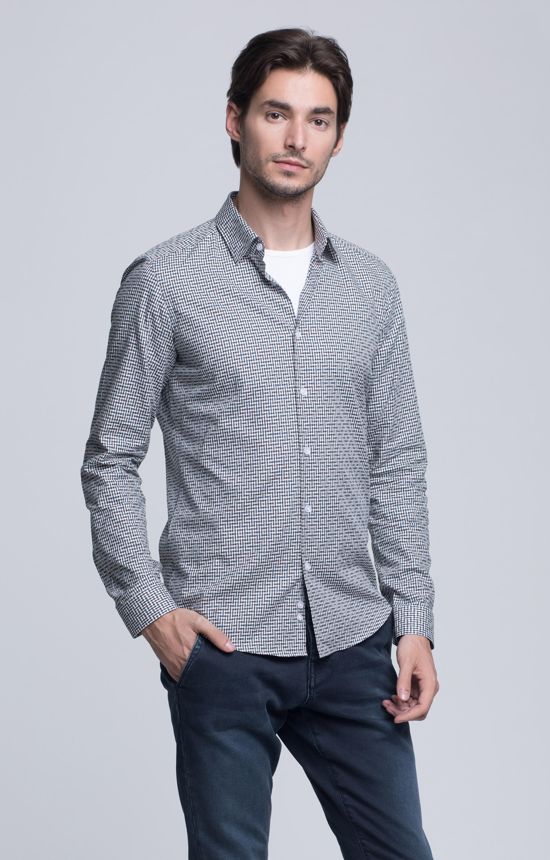 Dopasowana koszula w geometryczny wzór, kryty button-down - 2