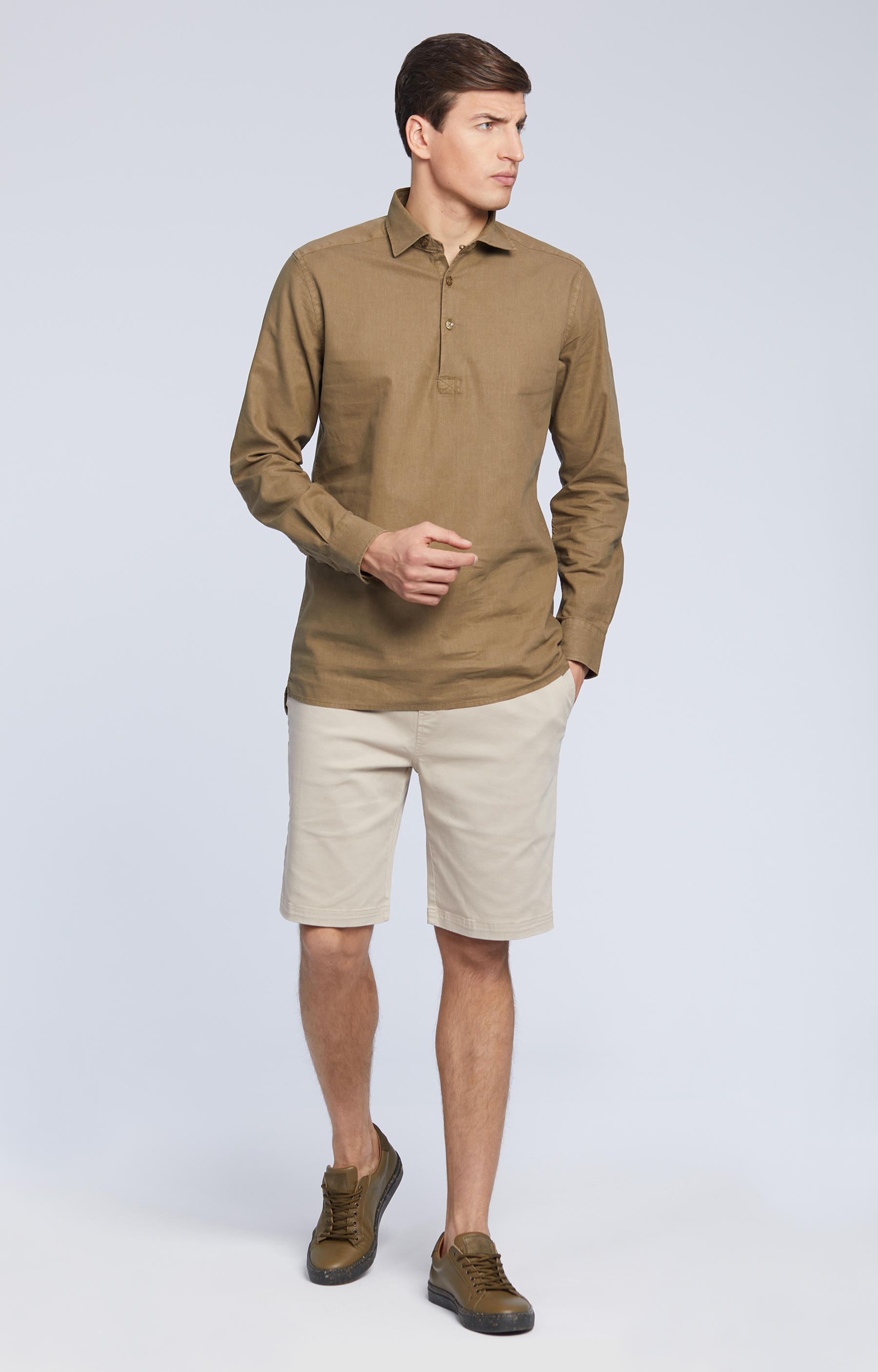 Luźna koszula zapinana na trzy guziki