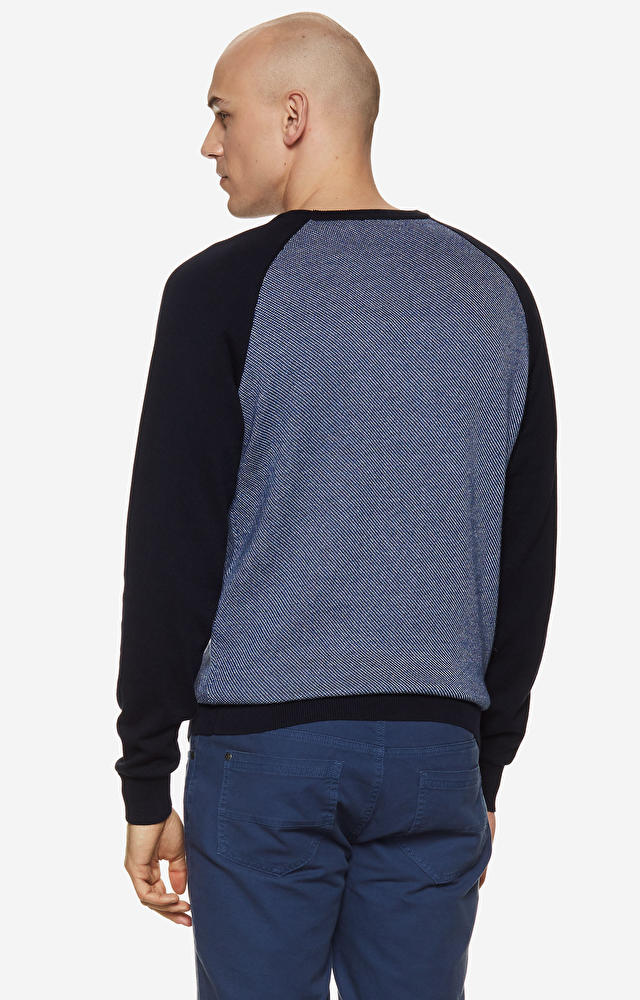 Lekki, dopasowany sweter z mikrowzorem - 2