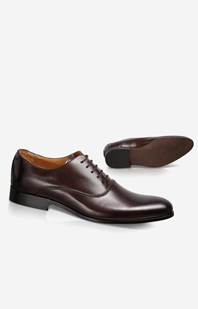 Skórzane buty typu Oxfordy, klasyczne do garnituru
