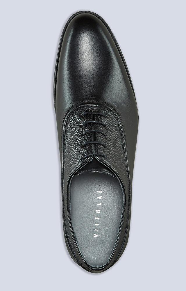 Skórzane buty typu Oxford, klasyczne do garnituru