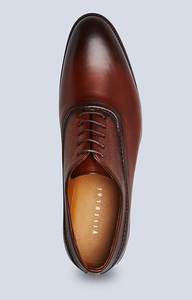Skórzane buty typu Oxford, klasyczne do garnituru