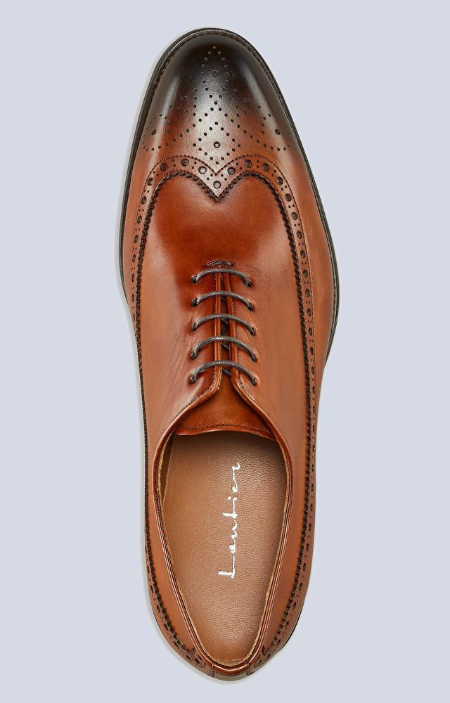 Skórzane buty typu oxford z perforacjami, klasyczne do garnituru