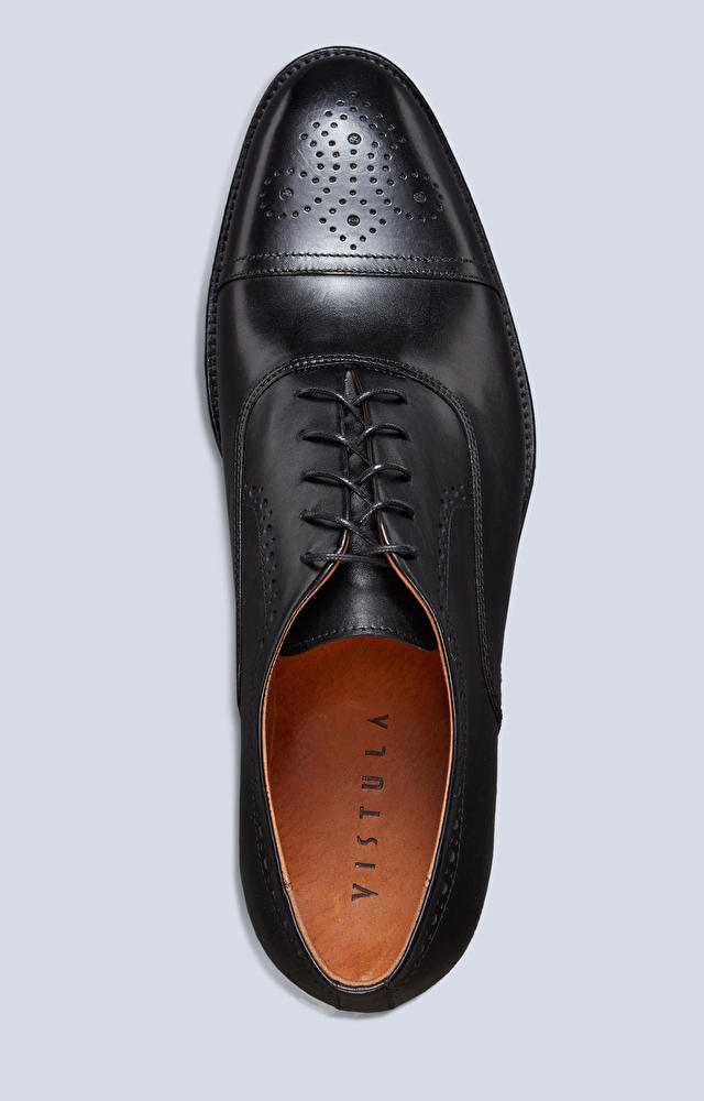 Skórzane buty typu oxford z perforacjami, klasyczne do garnituru