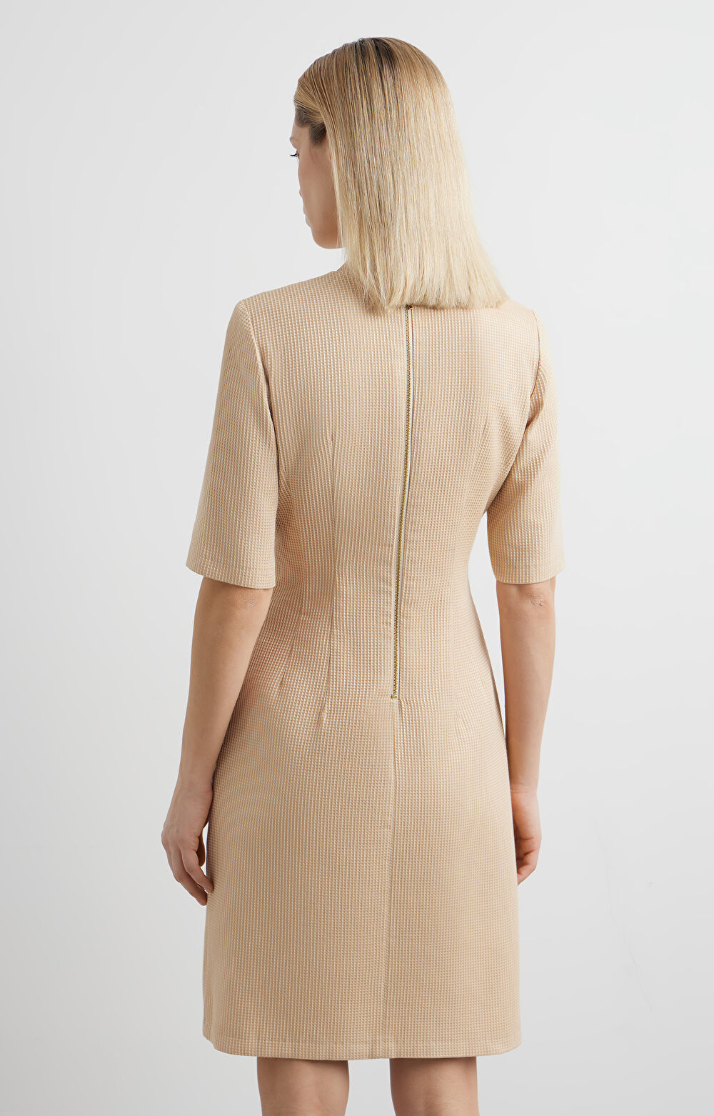 Sukienka mini w delikatną strukturę - 2