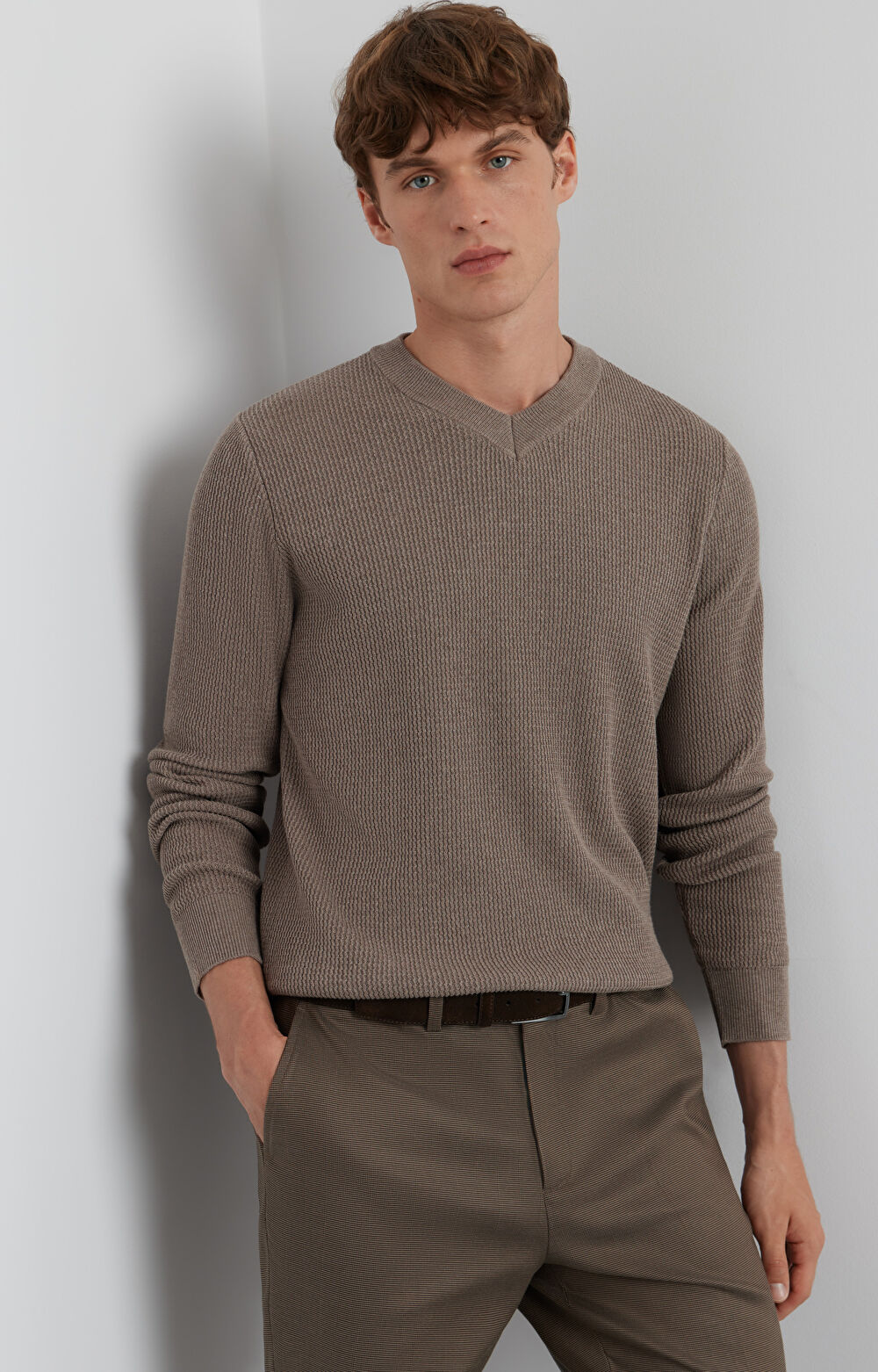 Sweter v-neck w mikrowzór - 7
