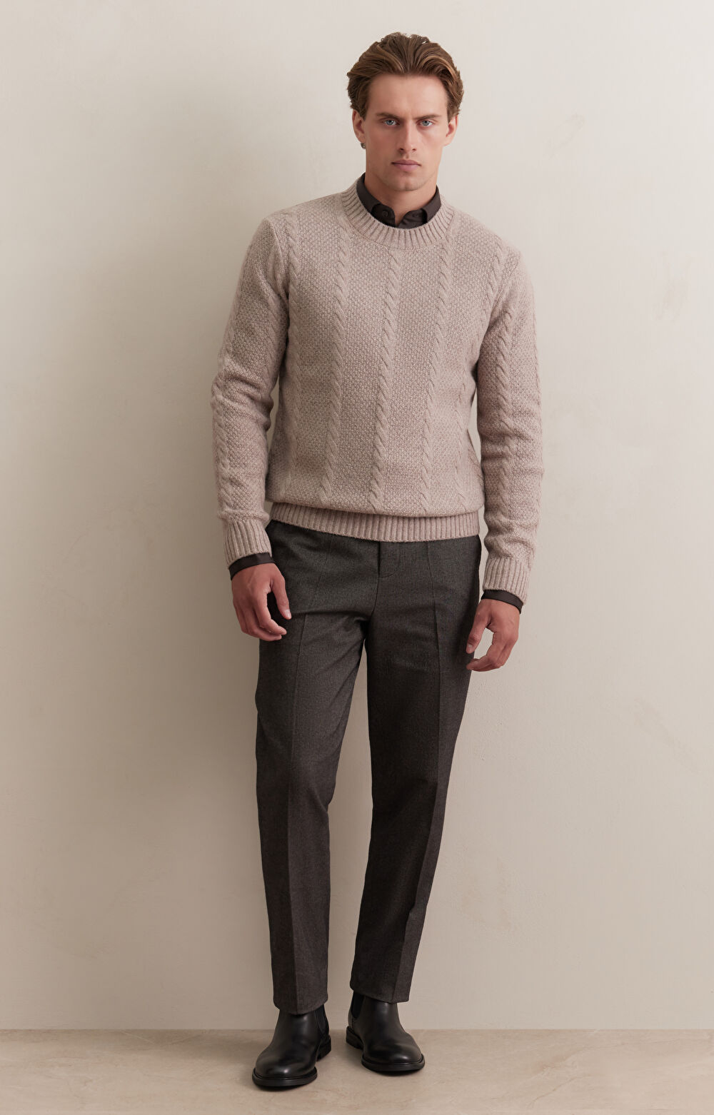 Beżowy sweter w geometryczny wzór - 4
