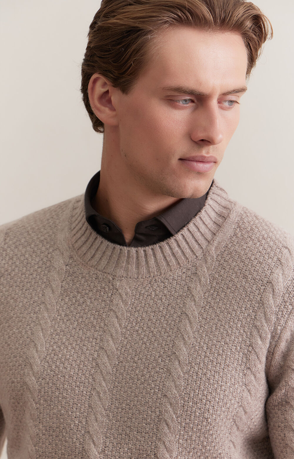 Beżowy sweter w geometryczny wzór - 5