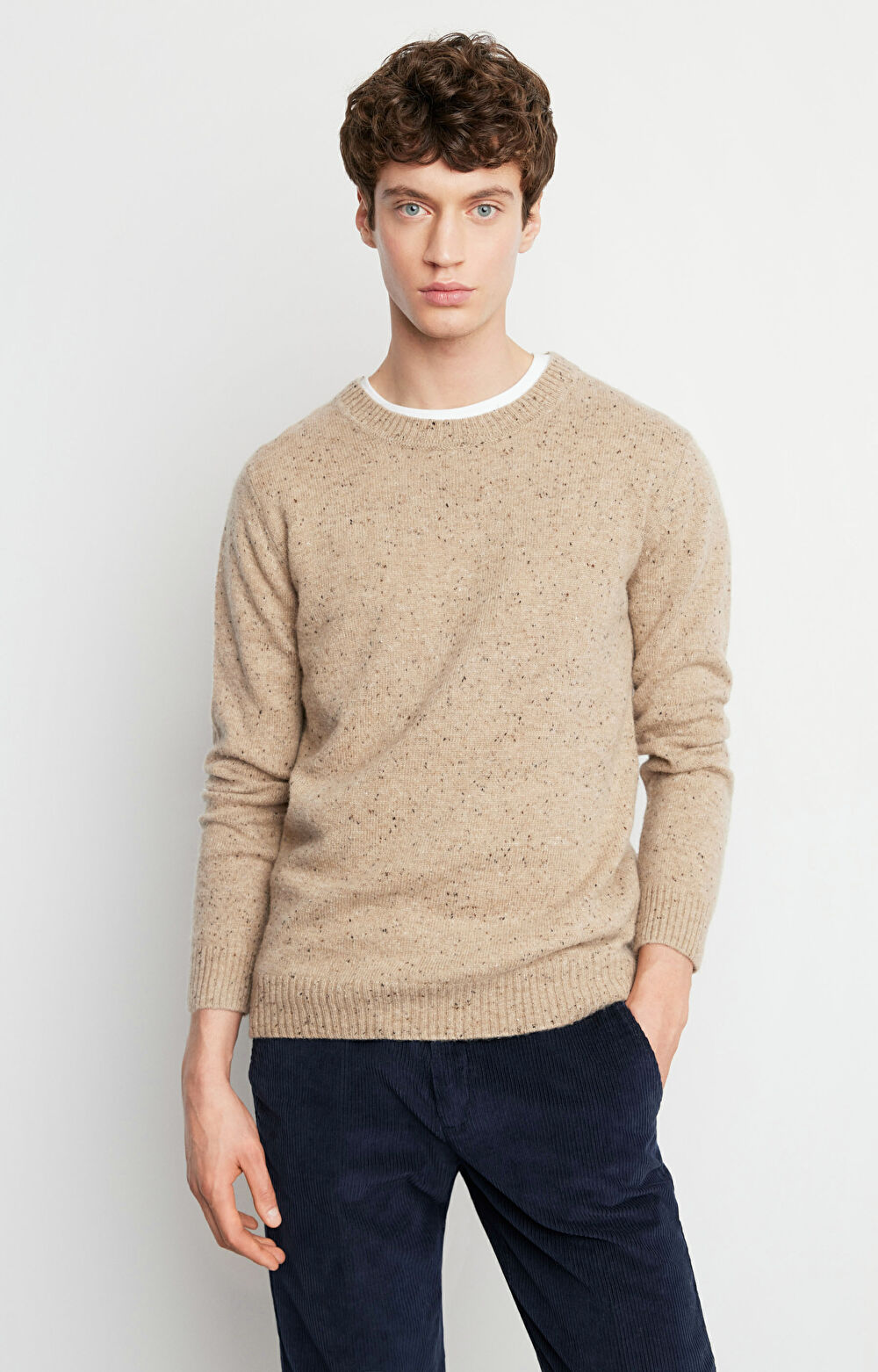 Wełniany sweter z dodatkiem poliamidu i jedwabiu