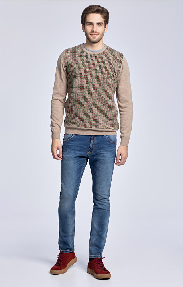 Lekki, wełniany sweter z wzorem na przodzie