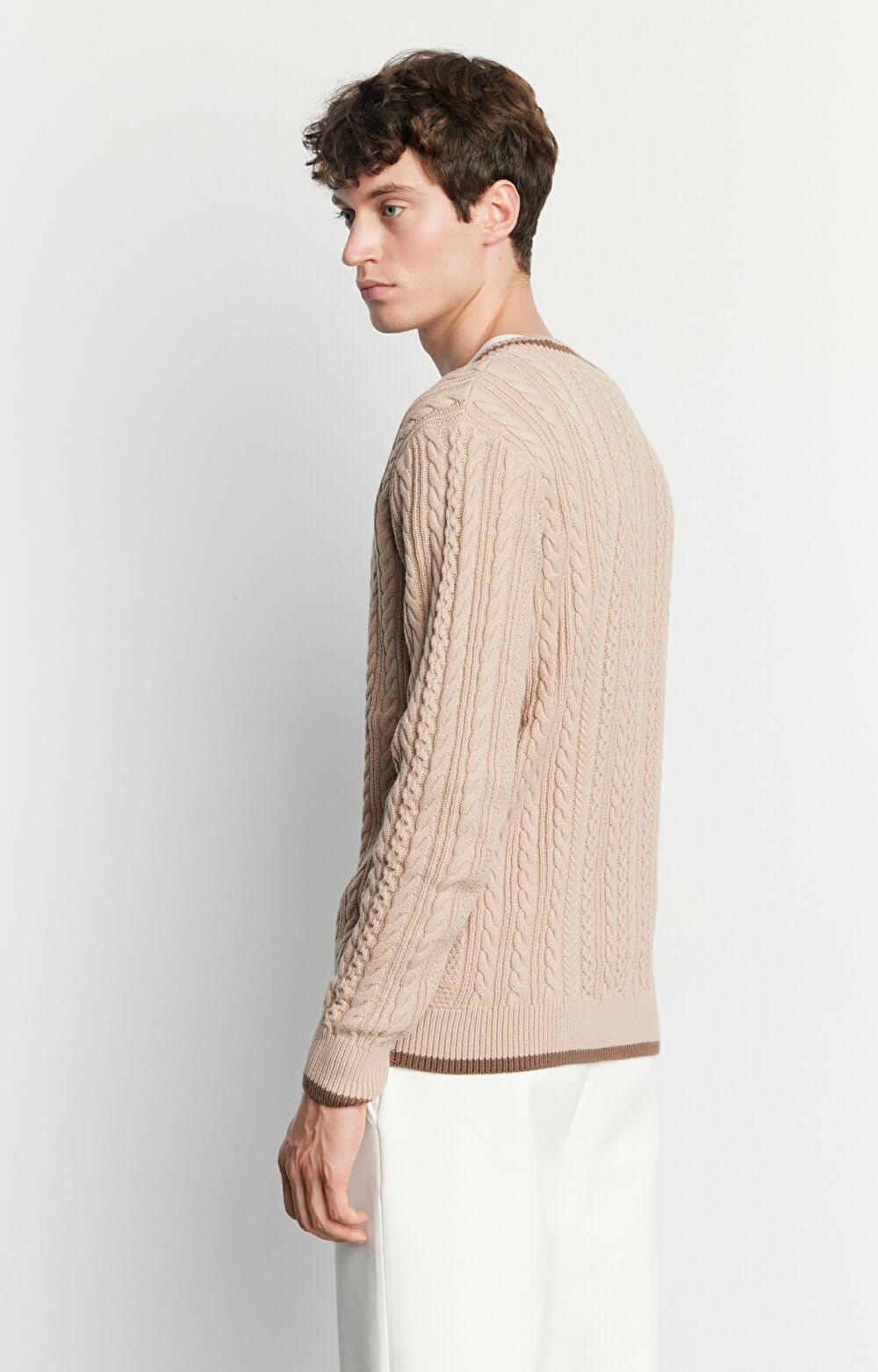 Sweter o warkoczowym splocie