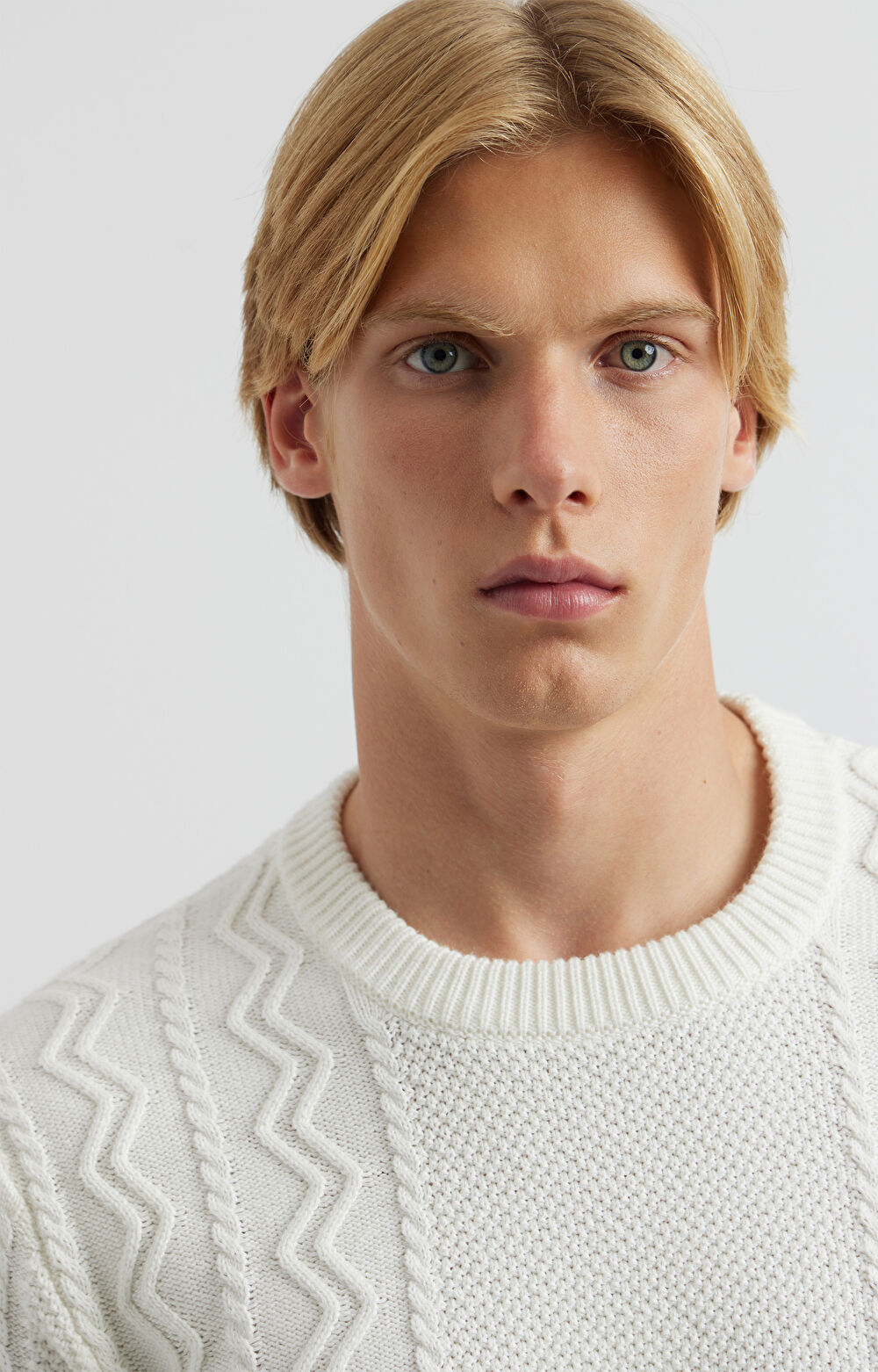 Sweter round neck o warkoczowym splocie - 6