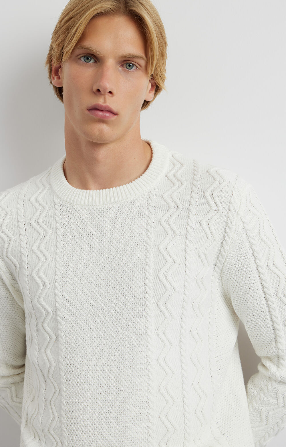 Sweter round neck o warkoczowym splocie - 7