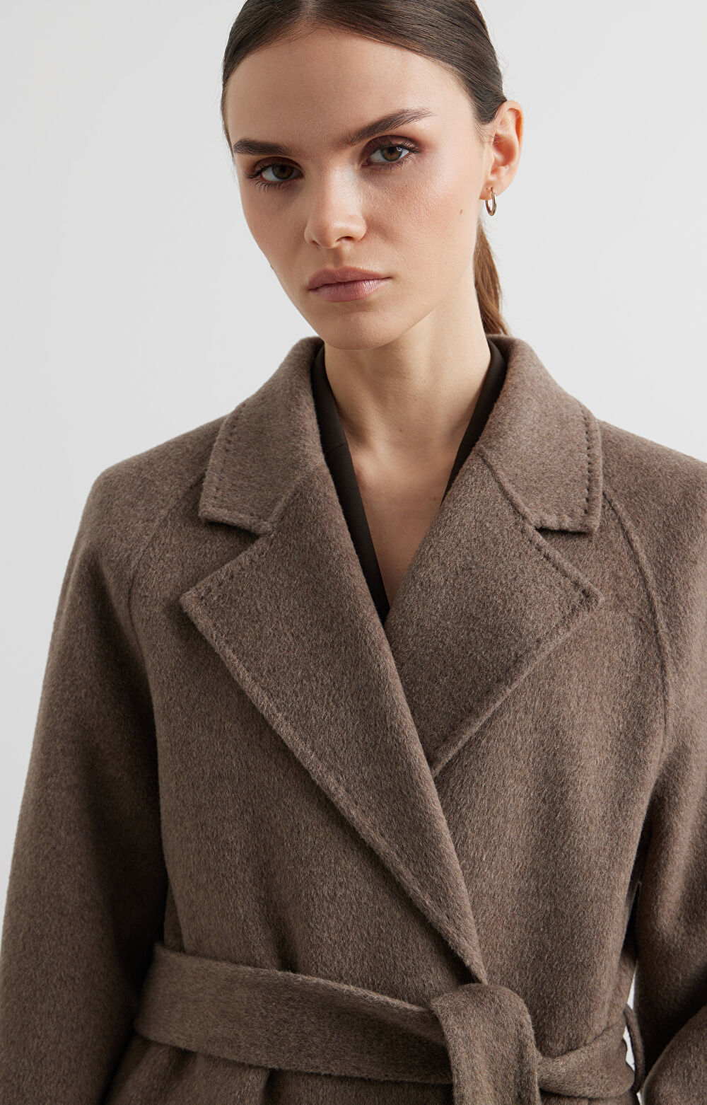 Kopertowy płaszcz z paskiem - 4