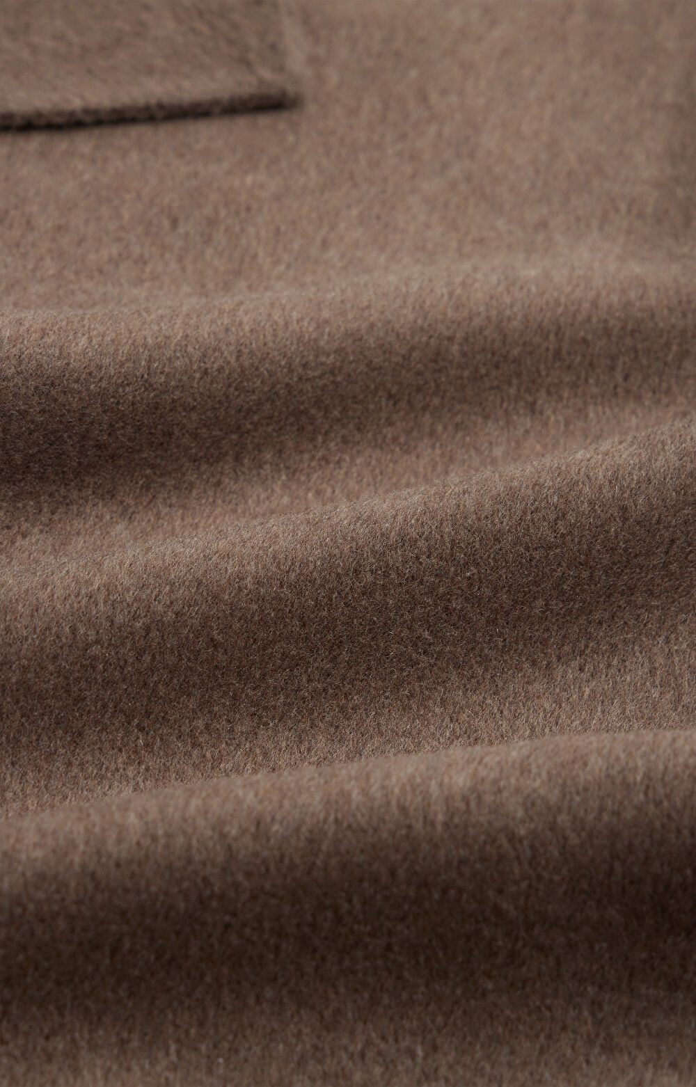 Kopertowy płaszcz z paskiem - 9