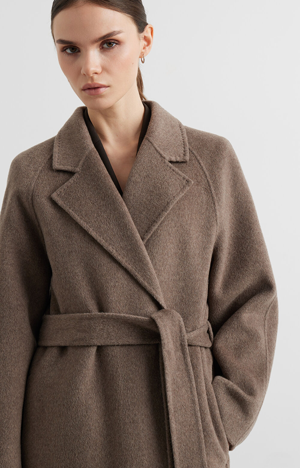 Kopertowy płaszcz z paskiem - 5