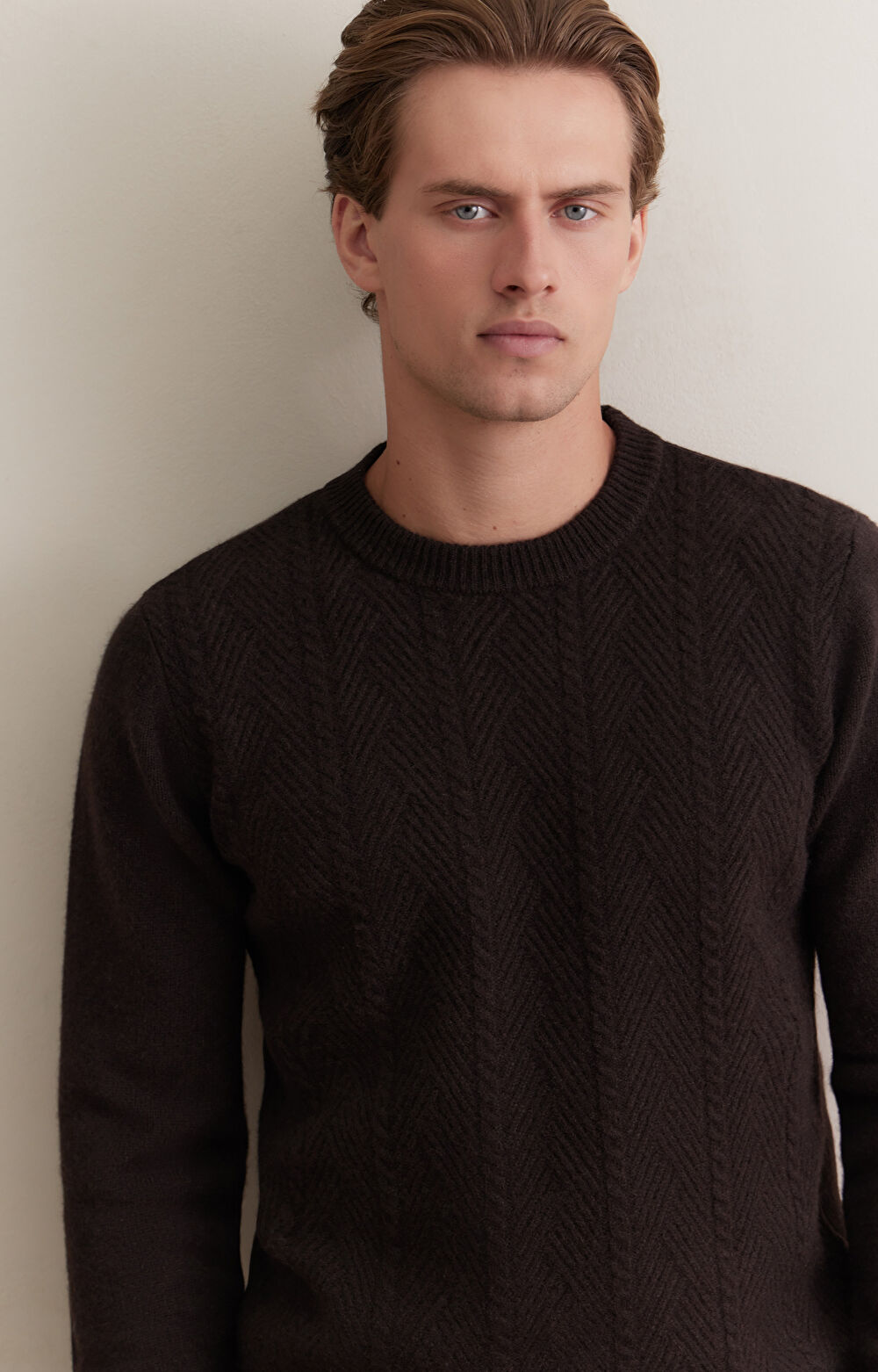 Brązowy sweter z wełny merino - 4