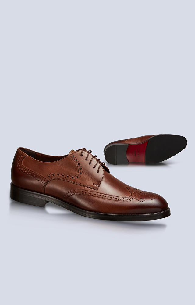Skórzane buty typu derby z perforacjami, klasyczne do garnituru
