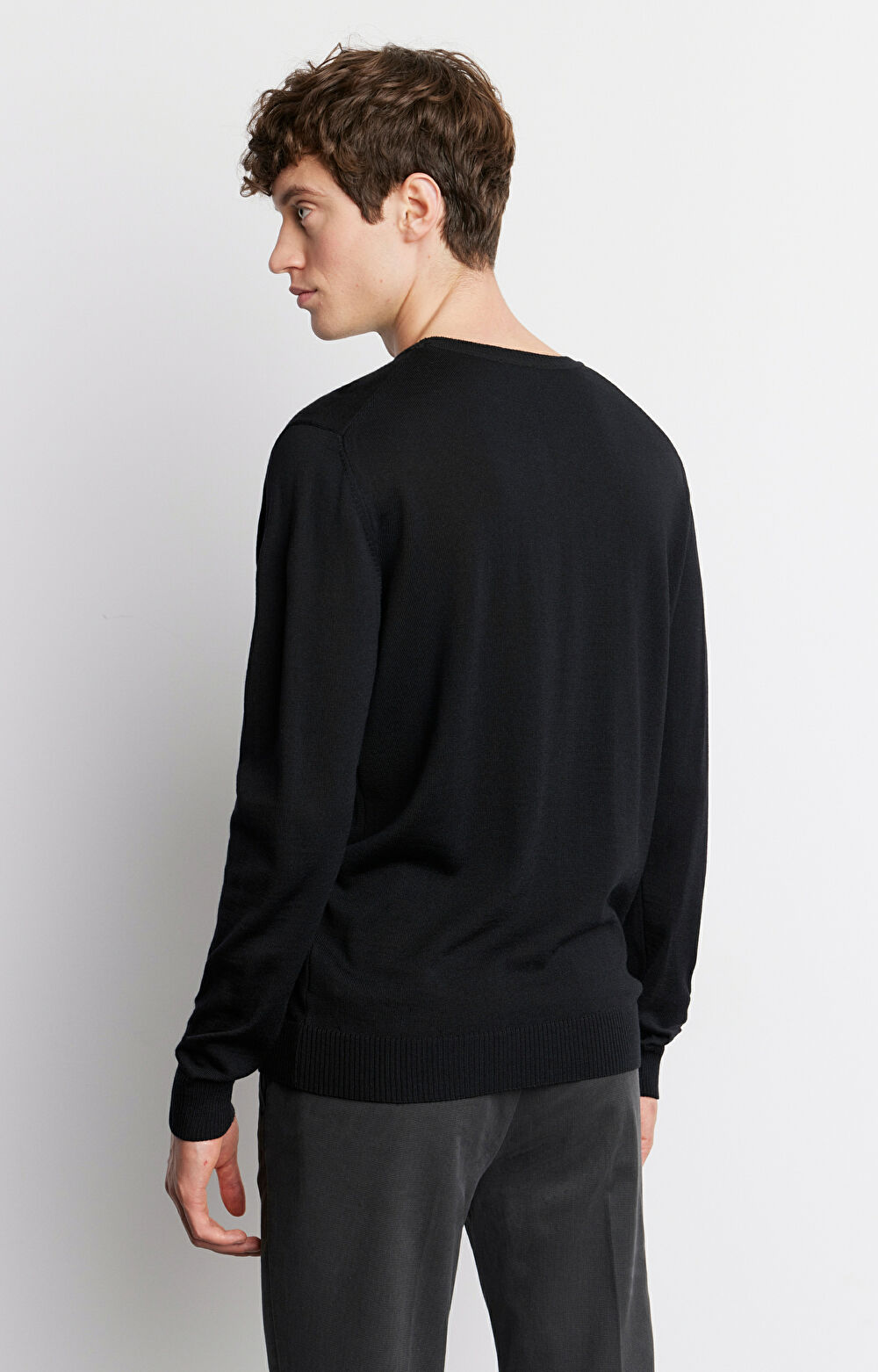 Sweter typu round-neck z wełny merino