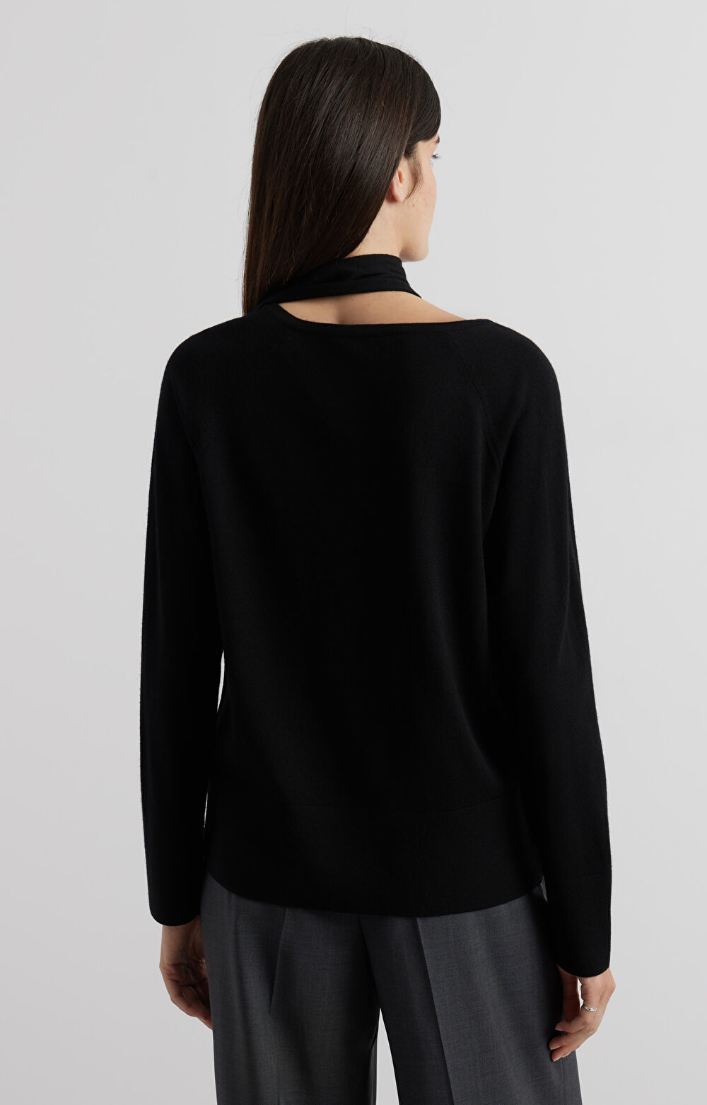 Sweter z asymetrycznym dekoltem - 2