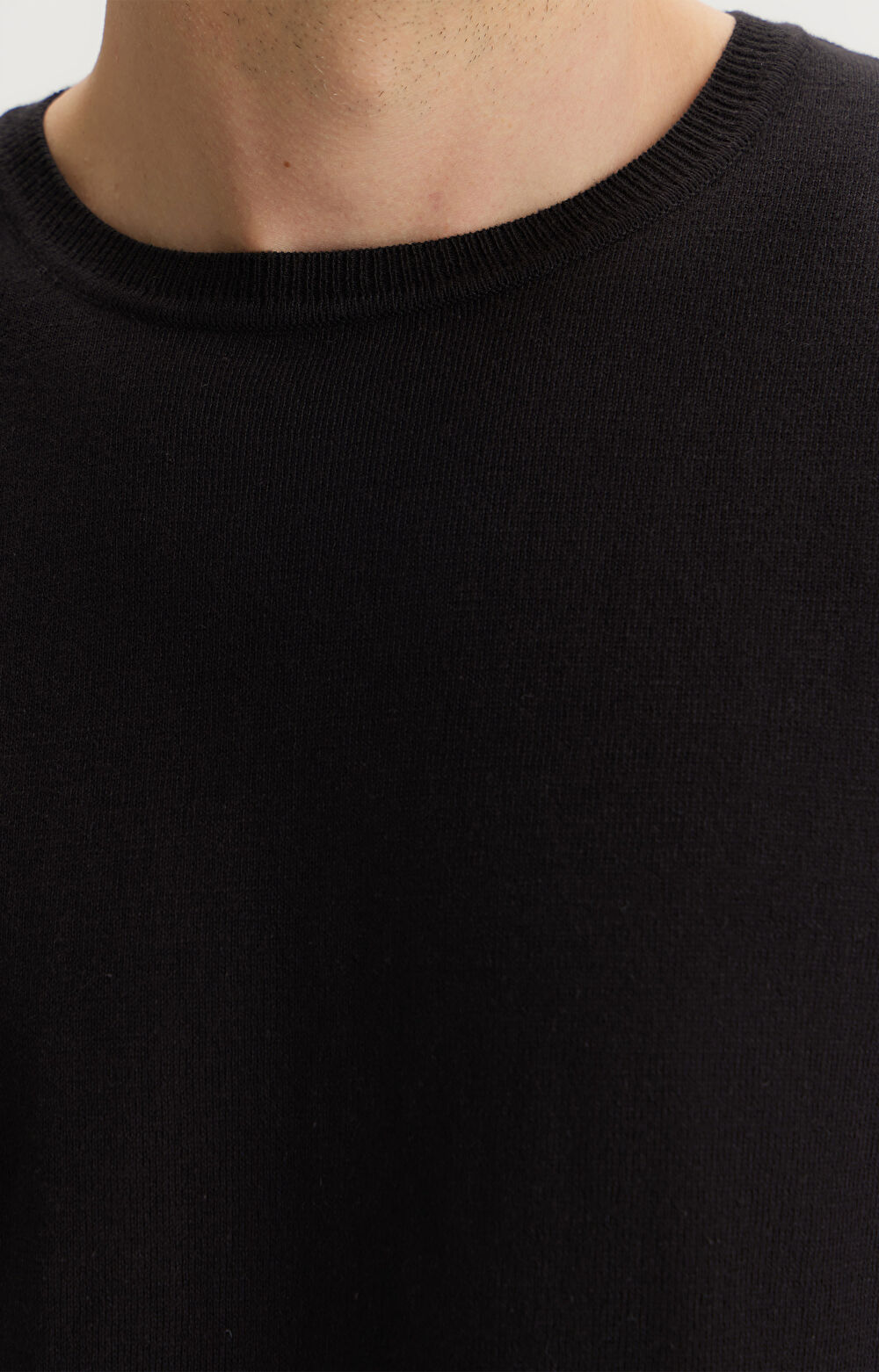 Czarny t-shirt bawełniany z jedwabiem