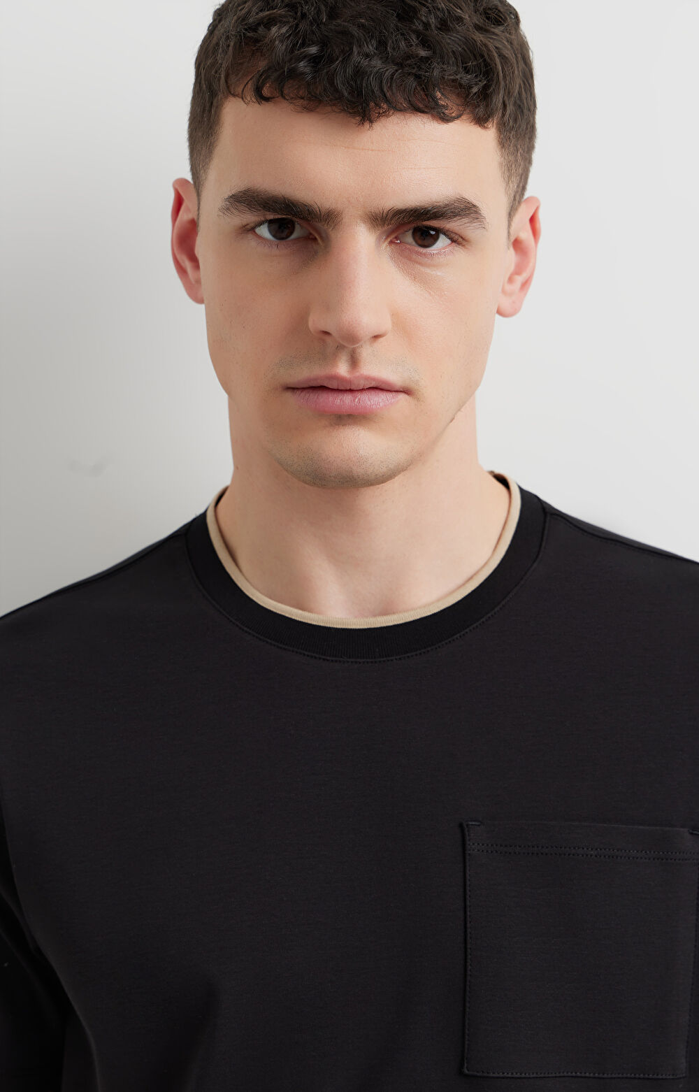 T-shirt round neck z kieszonką - 6