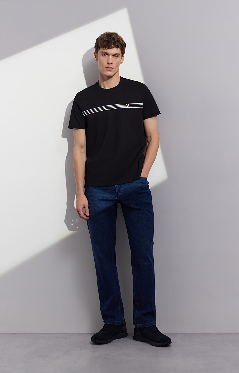 T-shirt regular z grafiką - 7