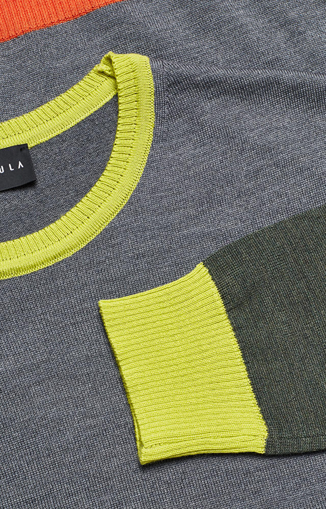 Lekki, wełniany sweter z kolorowymi elementami - 2