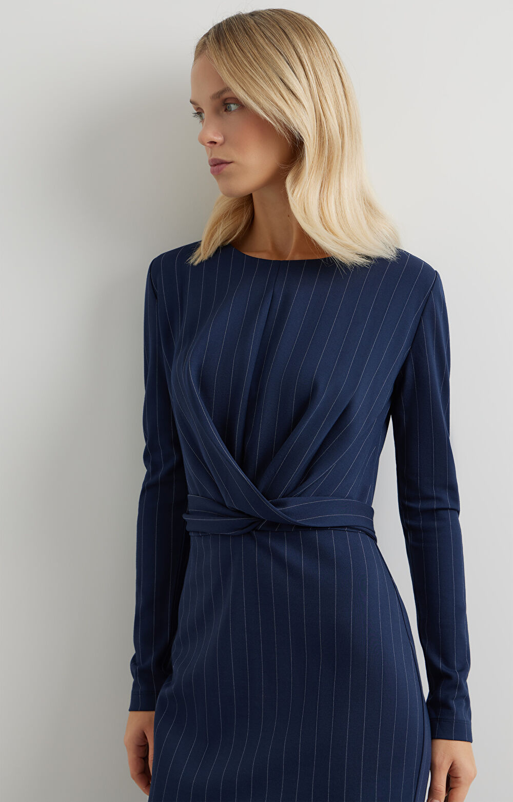 Dopasowana sukienka slim - 5