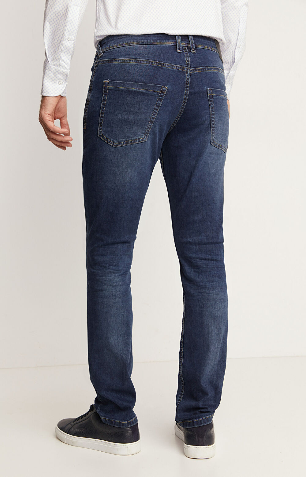 Klasyczne jeansy z przetarciami - 3