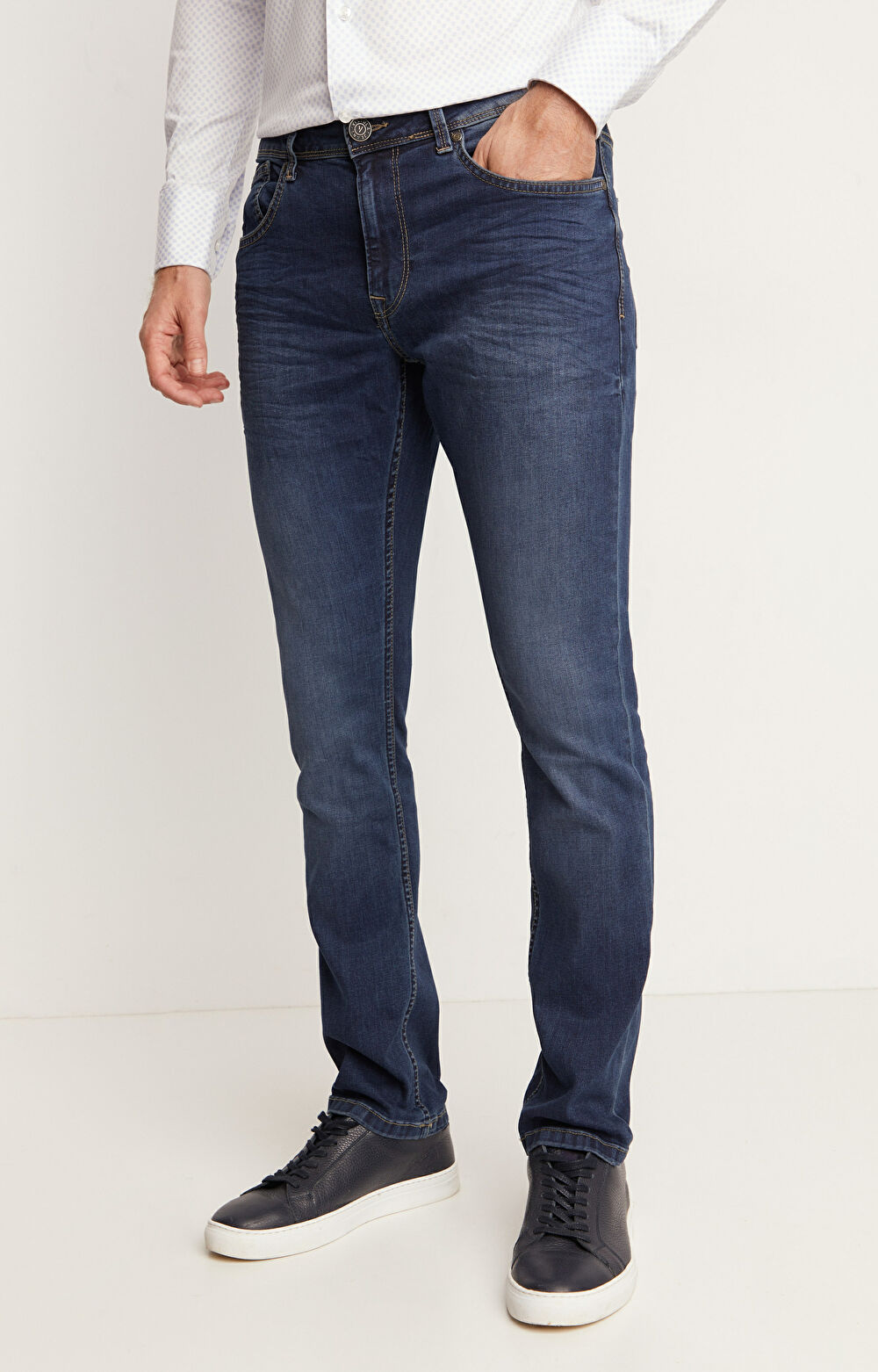 Klasyczne jeansy z przetarciami - 2